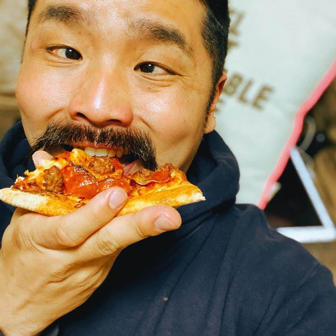 マントル一平のインスタグラム：「🍕🍕🍕  意外と夜12時までやってんのね  #dominopizza  #pizza #ピザ」