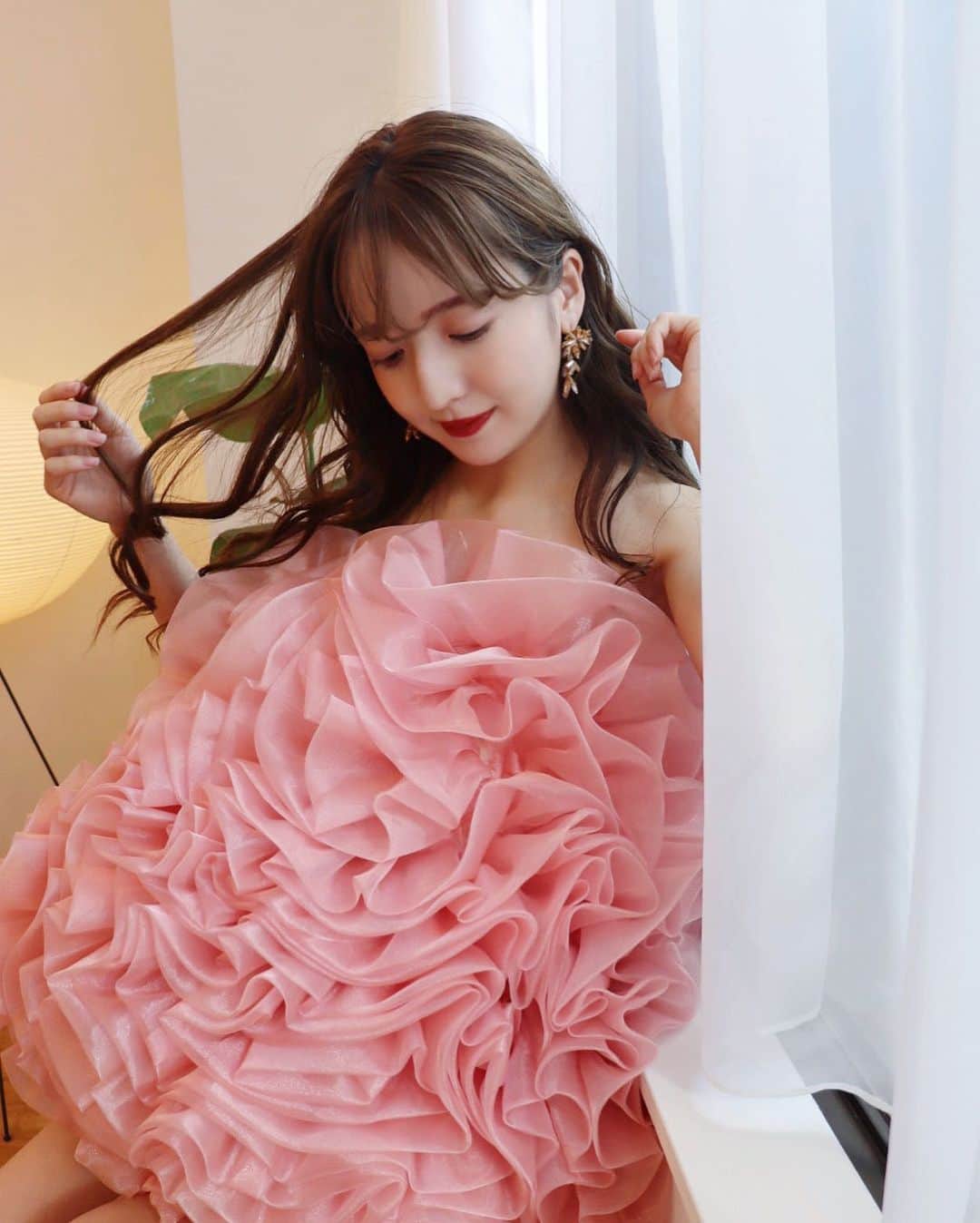 平木愛美のインスタグラム：「lilasmillesime × manamihiraki ⬜️  先日、コラボ販売していたピアスが続々と皆様の手元に届いているみたいで… 届いたよ報告のＤＭやメンションをいただき、にやにやと嬉しい気持ちです⚪️  今回のコラボピアス（＆イヤリング）が、ありがたいことにとても人気だったとのことで…ひとつひとつ職人さんが丁寧に製作をしてくださっているため、順次発送でまだ届かれてないかたもおられるかと思うのですが、少々お待ちくださいませ…！（お待たせしてしまいすみません。）  昨年からもうひとつ進行しているブランドさんとのコラボアイテムなども含め、  こうして商品をプロデュースできること、そして皆様のもとに届けられほんの少しでもハッピーになってもらえたら、とっても嬉しいなって🤍🤍🤍 アーティフィシャルフラワーも含め、これからも色々つくりだしていきたいな！  母となりましたが、ひとりの女性として、お仕事も。皆さまとともに楽しみながら、顔晴ります！☺︎」
