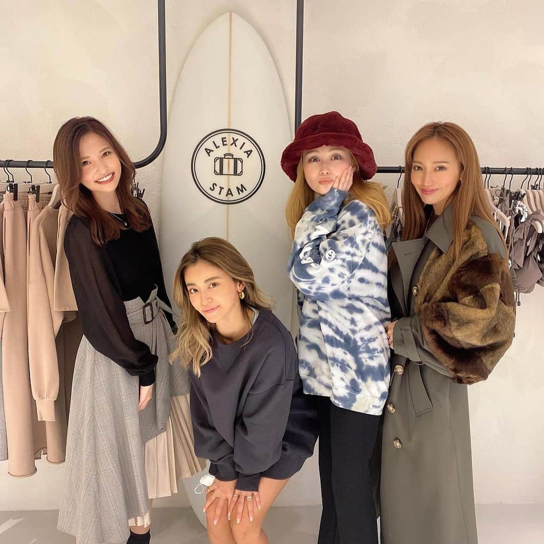 みはとのインスタグラム：「ALEXIA STAM展示会の時の❤️  可愛すぎるお洋服と水着達がたくさんありすぎて🥺💕 迷いに迷ってたくさん頼んじゃった🥳✨  @alexiastam_official  #👗 #👙 #👜   #alexiastam  #展示会 #2021ss  #アリシアスタン  #fashion  #水着 #お洋服  #パーカー #おしゃれ  #かわいすぎる  #dress  #follow  #followｍe  #likeforlikes」