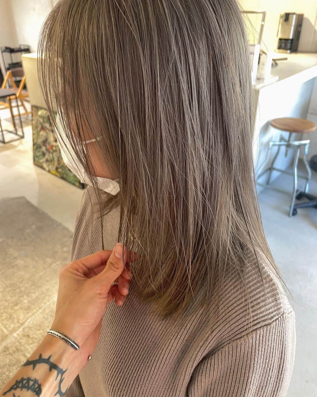 カワシリアツシのインスタグラム：「lavenderをしっかり混ぜて、 落ちてきても黄色みが出にくいように🌿」
