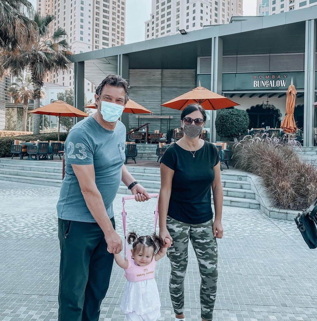 エイミー・ウィラートンのインスタグラム：「Waving goodbye to my parents today ! It’s so strange saying goodbye when you have no idea when you will next be allowed to see loved ones.... uncertainty is scary. And it feels a long time since anything was certain doesn’t it ? Miss you both already, so glad we got this precious time xxxx  Ps to anyone that is Dubai make sure you check @bombaybungalow on #JBR- the food & service is out of this world 🌎 ♥️」