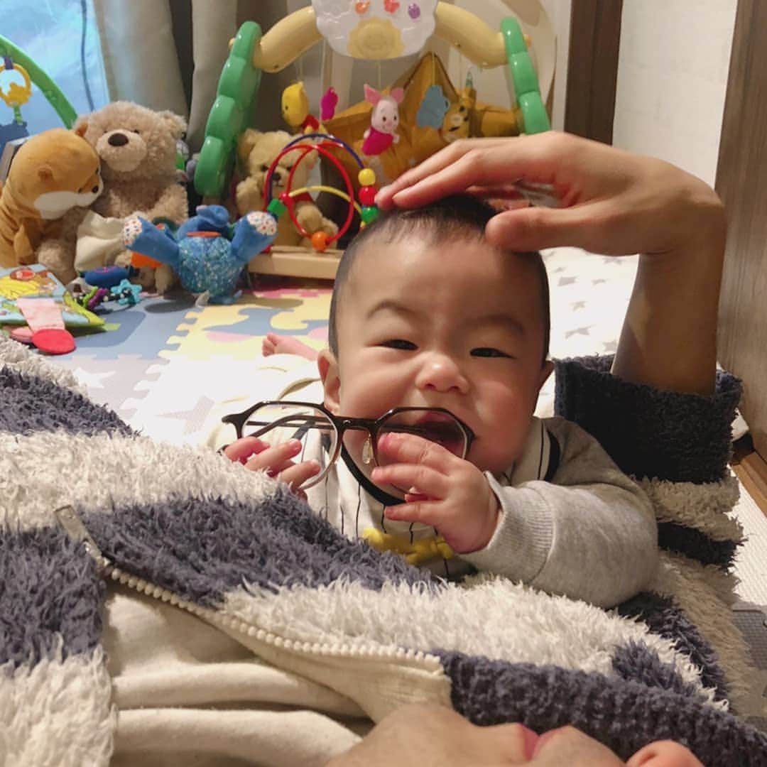 カトゥー直也さんのインスタグラム写真 - (カトゥー直也Instagram)「なんやおとん！  えらい味の無いもん顔にかけとんな～！  まあええわ！  それはそうと、おそらく赤線はおとんの事やろ？？  だそうです。  #赤ちゃん #あかちゃんのいる生活 #0歳7ヶ月 #令和ベイビー #育児 #初めての育児 #男の子 #新米パパ #6月産まれ #お笑い芸人の息子 #カトゥー #おげんこ #2021年 #ベビライフ  #ハイハイ #乳歯 #成長早い #なんでも口にいれるお年頃  #メガネ #モヤモヤさまぁーず2 #浅草」1月20日 22時49分 - ogenko0124