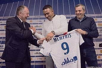 メンフィス・デパイのインスタグラム：「4 years ago today I signed for @ol I’m grateful for the journey! 👉🏽🦁👈🏽」