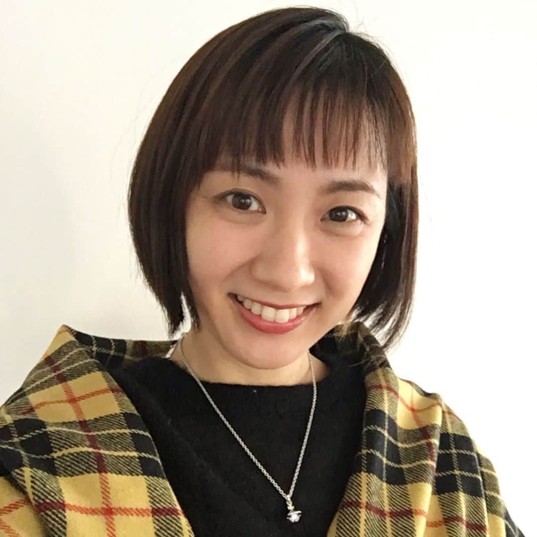 今村沙緒里のインスタグラム：「あんまり嬉しくないですが… 誕生日を迎えました！ お祝いしてくれた方々 メッセージや電話やプレゼント ありがとうございました💛 変わらず大変な状況ですが… まずは、みなさん自分が健康でいてください〜。 周りの大切な人を守るためにも！ 時々、自分へご褒美として 美味しいものや、リラックスすること 自分の心も、ケアしてあげてください＊ そうすると、周りの人にも 心遣いや愛を与えることができると思うので。 自分も大切にしてください😺 お互いに良い1年にしましょう❤︎ 会いたいよー。 ・ My birthday！Thanks for celebrating🍾 It's a difficult situation, Please stay healthy first. and take care of yourself and meet again！ I want to see you〜💜 ・ #mybirthday #thanks #missyou #생일 #고마워요 #誕生日 #ありがとう」