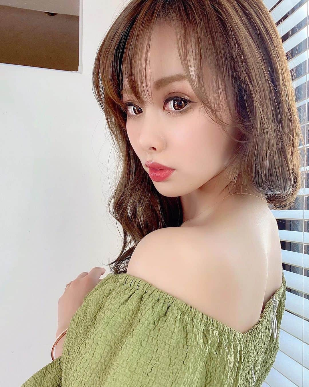 あやかさんさんのインスタグラム写真 - (あやかさんInstagram)「春服早く着たいよねぇ🥺🍓 お風呂入ってこよ🛁 みんな寒暖差で風邪引かないように 早く寝なよ〜🥱 . .  #仙台美容室 #仙台サロン #冬ヘア #セミロング #ベージュカラー #キレイめコーデ #カラコン #メイク #自撮り #セルフィー #美容 #仙台 #仙台カフェ #カフェ店員 #春服 #振り向きショット #仙台カフェ巡り」1月20日 22時57分 - __aya.aya.aya__