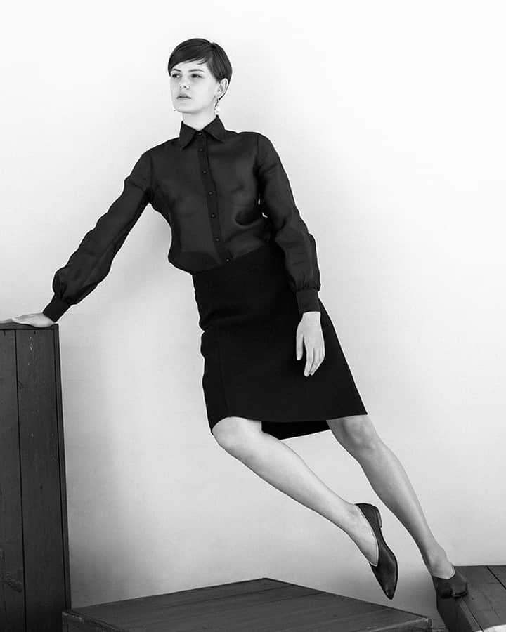 ミラショーンのインスタグラム：「Athletic gestures ⠀ ⠀ ⠀ #milaschon #athleticgestures #totalblack #blackskirt #bnwphotography #blackandwhiteportrait」