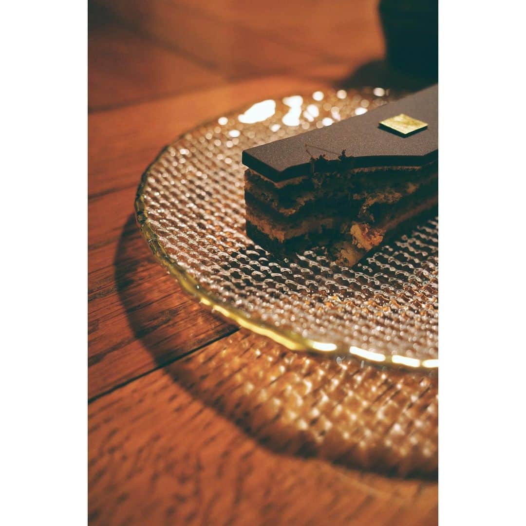 川上さやかのインスタグラム：「また一つ、歳を重ねました。 年々大きなケーキも食べられなくなってきましたが、心身の変化を受け止めながらとにかく健康第一で過ごしていきたいと思います🧣✨」