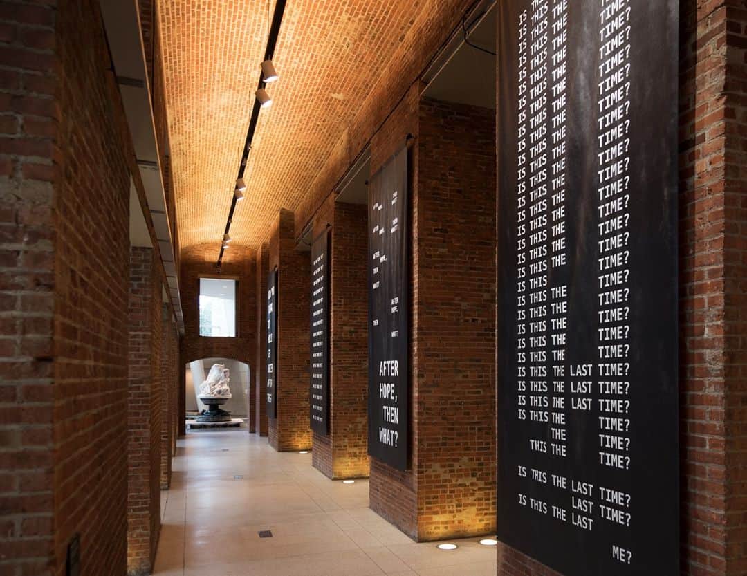のインスタグラム：「Kameelah Janan Rasheed’s A QUESTION IS A⁠ SENTENCE DESIGNED TO ELICIT A RESPONSE.⁠ TODAY, WE WANT TO KNOW WHAT THE SLOPPY⁠ FUTURE HOLDS was commissioned by the Brooklyn⁠ Museum in 2018 for the vast space of the interior⁠ brick arcade, an under-utilized transitional area at⁠ the Museum’s entrance. These four vinyl banners⁠ magnify subtle yet provocative questions regarding⁠ assumptions and anxieties around social progress,⁠ especially the fallacy that the future will inevitably⁠ be better than the past. According to the artist, the⁠ work is “inspired by attempts to locate the future⁠ of self, community, and nations in an increasingly⁠ uncertain world.⁠ ⁠ Kameelah Janan Rasheed (born East Palo Alto, California, 1985) A QUESTION IS A SENTENCE DESIGNED TO⠀ELICIT A RESPONSE. TODAY, WE WANT TO KNOW⠀WHAT THE SLOPPY FUTURE HOLDS, 2018. Textile. Courtesy of the artist. Installation photo: @jonathan_dorado」