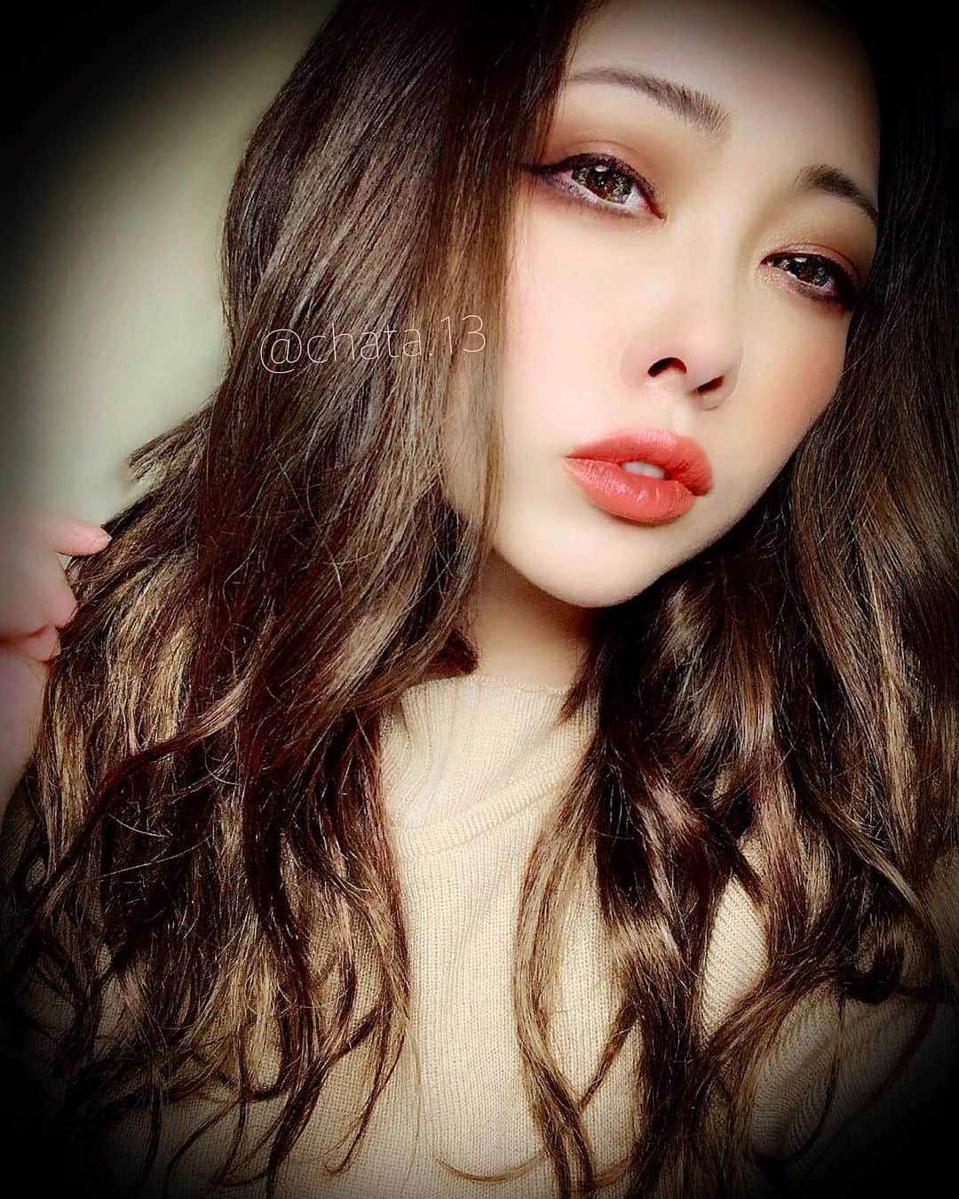 ちゃたさんのインスタグラム写真 - (ちゃたInstagram)「ギャル風メイク💄 カラコン入れてエクステ！通常よりファンデ白いからリアルで見ると濃くてケバくて色白くてすんげー怖いけど…。  昨年の1月ヘアでごわすっっっ！！  去年の今はこんな髪の毛でした！！！！！ギャル風になったかな？でも、本当のギャルと比べたらちがうから雰囲気だけ投稿。笑笑🤣🤣🤣💦  世界は変えられなくともイメージくらいはガラッと変えられたら楽しい🌸🌸🌸そんな世界観にしたいなーと思ってはじめたけど、もちろん誰にだってコンプレクスはある！私もね。  だから少しでもマシになれたらいいなってゆー自己満グラム🌹メイクゃ服ゃ美容とか映えないバズらないトレンド感ない、おしゃれでないけど、楽しくが1番！！  自分らしいとか自分らしくとか、そんなのを見つけたい！！そんな自分の自己表現の場であったら楽しいなってゆー私のマイスタイルインスタです。  まだまだいろいろと人生自分探しの途中です。  とりあえずメイクとか楽しいよね！！最近はお出かけしかメイクしたくないし緊急事態宣言でてからすっぴんマンだけど✨🙄💦💦💦  今日もお疲れ様でした！！  今日は会えないけどおばあちゃんの施設行って、室内と繋ぐテレビ電話で通話してきた✨ お正月も帰れなかったから寂しいだろうなって思ったけど元気な笑顔がみられて嬉しかった！おばあちゃん大好き❤おばあちゃんっこだから！元気で長生きしてほしき！！おばあちゃん大好きだよ！！  おやすみなさい💤  #アラフィフ#アラフォー#アラサー#美魔女 #セルフィー#美容 #ファッション#妖艶 #アラサーコーデ #linda #makeup #beautifulskin #cool #beautifulhair#Japan#linda#hairstyle #gorgeous  #japanese #ootdfashion#ootd #fashion #黒髪#暗髪#followme#instagood#shorthair#色気#美男美女と繋がりたい #美人 #雰囲気だけ @bjlove_diary  そして！！！トレンド美容ファッション情報通必見！！ Newアプリ✨💕💕💕  シェアリー更新しました✨💕💕💕  どもC CHANNELメイク動画元ランキング48位女子ちゃたでございます。メイクすき！！でも、下手くそでやめちゃった！！C CHANNELは中傷おおすぎてこわかってん🙄💦しかも48位微妙な順位！！！ って、それはともかく、メイク好きさんなどおしゃれ女子はもうチェックしたかな💄❓  ✨TikTokの会社が新しく「シェアリー」と言う働く女性向けライフスタイルアプリを作ったんだよぉ✨  そこで、ライフスタイルアプリ⭐️シェアリー⭐️のアンバサダーを務めることになりました✨🕊🌹  新しいアプリでは日本人ユーザー5万人以上！ インスタに似てるけど、アプリ内では貴方の見たいをお届けできる！！ジャンル別投稿で、詳しく見らるようになってます✨💕💕💕  ・ビューティー・ファッション・グルメ・トラベル・暮らし・レシピ…など！！  美容ファッションの最新が分かるとっても素敵な次世代のファッション美容情報アプリサイト✨❤️❤️❤️ 是非皆さんもチェックしてね！！  私のプロフリンクからもサイトに飛べます(^^) みんなも最新おしゃれ女子の投稿をチェックしてね❤️❤️❤️  購入してきた今までの美容グッズを中心に、インスタとは違う女性ユーザー目線で使える美活アイテムをアップしてます！  コスメゃ美容アイテムメインにしてるのでインスタより女性フォロワーさんはグッズなどいままでより見やすくなってるからね！！使ってきた感想をそえて投稿してます！！  よかったらおしゃれ女子、おしゃれ男子、グルメなど、あなたの好きなものがたくさんみつかるので美容女子、美容男子さんも是非見に来てね✨❤️  お問い合わせサイトアプリ https://sharee.com/user9604683413295」1月20日 23時00分 - c.h.a.t.a.13