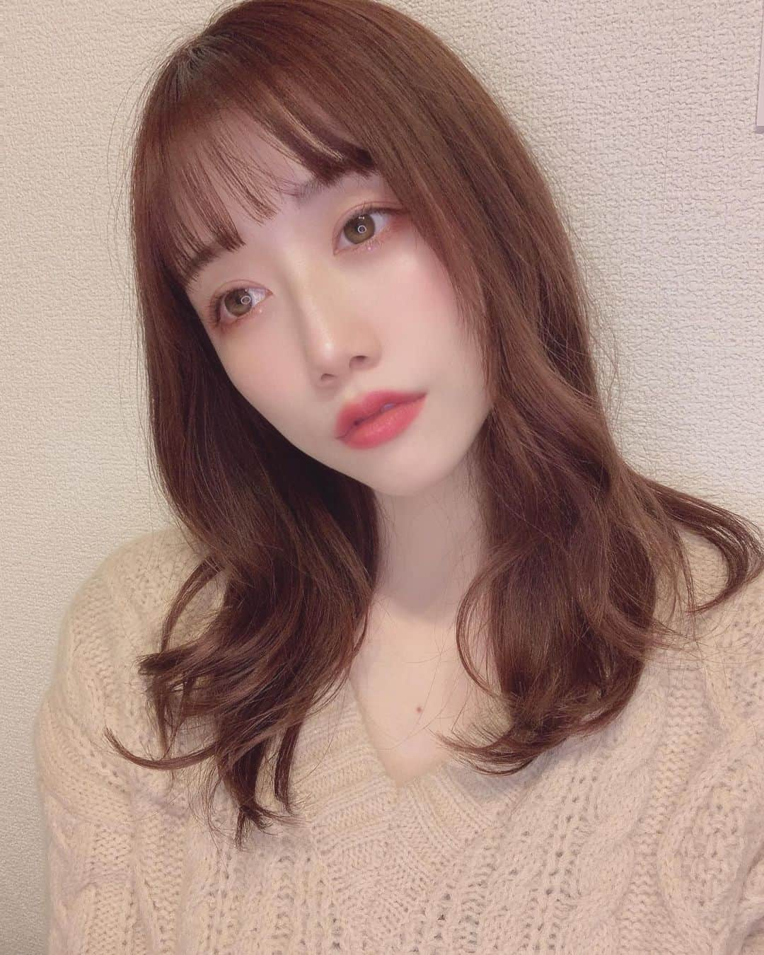 小湊優香さんのインスタグラム写真 - (小湊優香Instagram)「最近ポコチャの生配信で1日が終わってしまい﻿ インスタ全然投稿出来なくてごめんなさい😭﻿ ストーリーは結構あげてるけどな！(笑)﻿ ﻿ ﻿ 今日ハイライトがいい感じに写ったので﻿ 自撮りしてみた🤭🤭🤭﻿ ﻿ ﻿ 明日も朝から配信頑張るぞおおお！﻿ ﻿ ﻿  #ぱっつん #ぱっつん前髪  #韓国コスメ #韓国風メイク #グラビア #グラビアアイドル #グラビアモデル #水着  #ビジョビ @b_b_j.j  #コスプレ #Cosplay #イベントコンパニオン #レースクイーン #サロンモデル #インフルエンサー  #えくぼ #片エクボ  #セクシー #色気」1月20日 23時01分 - y.miranic