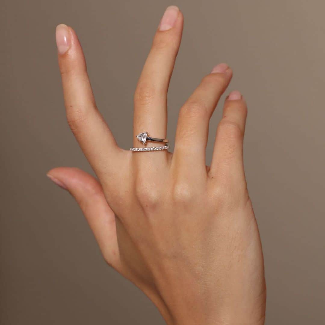 デルフィナデレトレズのインスタグラム：「The ‘Marry Me’ ring  is a reinterpretation of the traditional engagement jewelry for which Delfina asks : “Why do women who refuse standard love accept a standard ring ?”  Visit the ‘Marry Me’ collection online to discover Delfina’s modern take on the engagement jewelry   #delfinadelettrez  #marrymecollection」