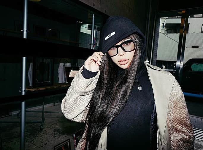 藤川ありすのインスタグラム：「__ "NO CAP # 2 " KOICHI NAKAZAWA photo exhibition ナカジさんの個展に行ってきました! 付けてるサングラスはいつも愛用してる @flex_japan から出た新作🕶 マスクしてても透けサングラスはイケてるからしてる。 曇っても頑張ってかけてる。笑 ここのサングラス大好きでボートのゴーグルもここ! いつもカッコいい写真ありがとうございます♡ 着てるsetupは#BLITT から出る新作です。」