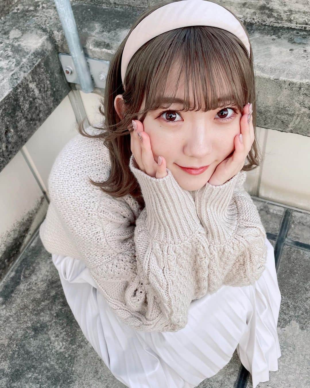 夏川愛実のインスタグラム：「﻿ ﻿ カチューシャ💗どう？﻿ ﻿ ﻿ #冬コーデ#カチューシャ#ロングスカート #ニットコーデ#ニット女子﻿ #低身長コーデ#148cmコーデ﻿ ﻿ ﻿ ﻿ ﻿ ﻿ ﻿ ﻿」