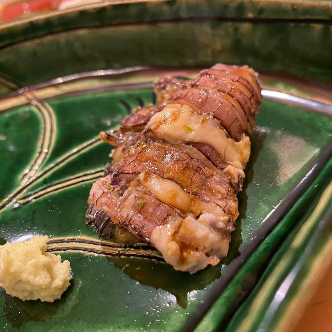 "TERIYAKI" テリヤキ編集部さんのインスタグラム写真 - ("TERIYAKI" テリヤキ編集部Instagram)「. 【鮨 崚】📍銀座  名店「鮨 たかはし」出身の若き大将が繰り出すのは、素材の良さをダイレクトに感じられる握り。 藁で燻製にしたブリなど、オリジナリティとセンスが随所に光る鮨もいただけます。 握り一つ一つに細かな工夫が見られ、新しい味への探究を忘れない姿勢が垣間見えます。  現在、太巻きのテイクアウトもできるとのことです！お持ち帰りだけでも可能なのでちょっと贅沢したい日の食卓にいかがでしょうか😋  #鮨崚 #鮨たかはし #東京寿司  TERIYAKIが今までにご紹介した寿司店は #TERIYAKI_寿司 こちらのタグでご覧ください🍣  TERIYAKIでは、単なるインスタ映えだけじゃない、本当に美味しいお店を紹介しています。 また、「食」が大好きな人必見の食通が集うコンテンツも充実。 食べることは大好きでも、「行きたいお店に一緒に行く人がいない…」「訪問する機会がない…」という方も多いのではないでしょうか？ そんな時はTERIYAKI美食倶楽部にお任せ！TERIYAKI編集部のメンバーや会員さんと、まだまだ認知されていない隠れた名店や、時には超がつくほどの予約困難店に行き、食の楽しみを享受することができます。グルメな人脈を広げるも良し、ただただ美味しいものを極めるも良し！食通が集った極上のコミュニティをお楽しみください。」1月20日 23時01分 - teriyaki_jp