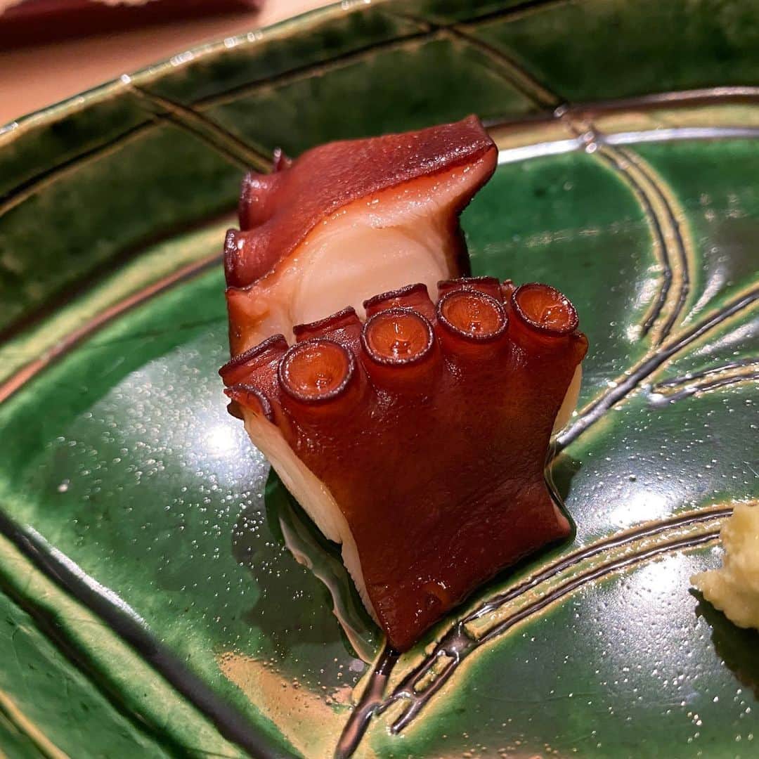 "TERIYAKI" テリヤキ編集部さんのインスタグラム写真 - ("TERIYAKI" テリヤキ編集部Instagram)「. 【鮨 崚】📍銀座  名店「鮨 たかはし」出身の若き大将が繰り出すのは、素材の良さをダイレクトに感じられる握り。 藁で燻製にしたブリなど、オリジナリティとセンスが随所に光る鮨もいただけます。 握り一つ一つに細かな工夫が見られ、新しい味への探究を忘れない姿勢が垣間見えます。  現在、太巻きのテイクアウトもできるとのことです！お持ち帰りだけでも可能なのでちょっと贅沢したい日の食卓にいかがでしょうか😋  #鮨崚 #鮨たかはし #東京寿司  TERIYAKIが今までにご紹介した寿司店は #TERIYAKI_寿司 こちらのタグでご覧ください🍣  TERIYAKIでは、単なるインスタ映えだけじゃない、本当に美味しいお店を紹介しています。 また、「食」が大好きな人必見の食通が集うコンテンツも充実。 食べることは大好きでも、「行きたいお店に一緒に行く人がいない…」「訪問する機会がない…」という方も多いのではないでしょうか？ そんな時はTERIYAKI美食倶楽部にお任せ！TERIYAKI編集部のメンバーや会員さんと、まだまだ認知されていない隠れた名店や、時には超がつくほどの予約困難店に行き、食の楽しみを享受することができます。グルメな人脈を広げるも良し、ただただ美味しいものを極めるも良し！食通が集った極上のコミュニティをお楽しみください。」1月20日 23時01分 - teriyaki_jp