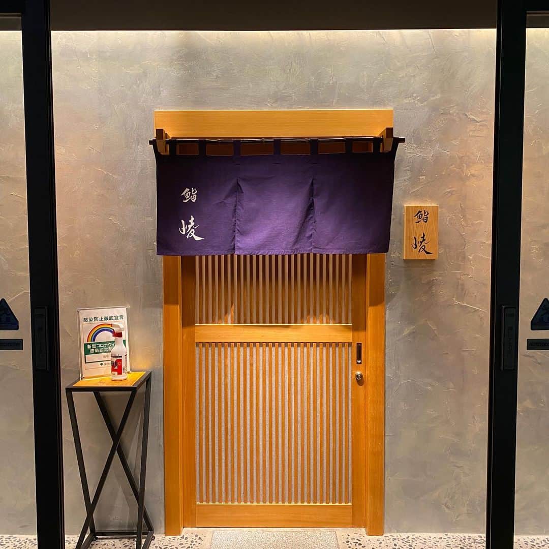 "TERIYAKI" テリヤキ編集部さんのインスタグラム写真 - ("TERIYAKI" テリヤキ編集部Instagram)「. 【鮨 崚】📍銀座  名店「鮨 たかはし」出身の若き大将が繰り出すのは、素材の良さをダイレクトに感じられる握り。 藁で燻製にしたブリなど、オリジナリティとセンスが随所に光る鮨もいただけます。 握り一つ一つに細かな工夫が見られ、新しい味への探究を忘れない姿勢が垣間見えます。  現在、太巻きのテイクアウトもできるとのことです！お持ち帰りだけでも可能なのでちょっと贅沢したい日の食卓にいかがでしょうか😋  #鮨崚 #鮨たかはし #東京寿司  TERIYAKIが今までにご紹介した寿司店は #TERIYAKI_寿司 こちらのタグでご覧ください🍣  TERIYAKIでは、単なるインスタ映えだけじゃない、本当に美味しいお店を紹介しています。 また、「食」が大好きな人必見の食通が集うコンテンツも充実。 食べることは大好きでも、「行きたいお店に一緒に行く人がいない…」「訪問する機会がない…」という方も多いのではないでしょうか？ そんな時はTERIYAKI美食倶楽部にお任せ！TERIYAKI編集部のメンバーや会員さんと、まだまだ認知されていない隠れた名店や、時には超がつくほどの予約困難店に行き、食の楽しみを享受することができます。グルメな人脈を広げるも良し、ただただ美味しいものを極めるも良し！食通が集った極上のコミュニティをお楽しみください。」1月20日 23時01分 - teriyaki_jp