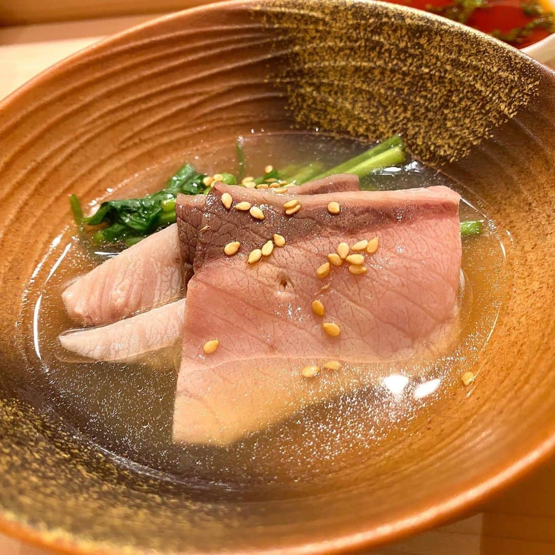 "TERIYAKI" テリヤキ編集部さんのインスタグラム写真 - ("TERIYAKI" テリヤキ編集部Instagram)「. 【鮨 崚】📍銀座  名店「鮨 たかはし」出身の若き大将が繰り出すのは、素材の良さをダイレクトに感じられる握り。 藁で燻製にしたブリなど、オリジナリティとセンスが随所に光る鮨もいただけます。 握り一つ一つに細かな工夫が見られ、新しい味への探究を忘れない姿勢が垣間見えます。  現在、太巻きのテイクアウトもできるとのことです！お持ち帰りだけでも可能なのでちょっと贅沢したい日の食卓にいかがでしょうか😋  #鮨崚 #鮨たかはし #東京寿司  TERIYAKIが今までにご紹介した寿司店は #TERIYAKI_寿司 こちらのタグでご覧ください🍣  TERIYAKIでは、単なるインスタ映えだけじゃない、本当に美味しいお店を紹介しています。 また、「食」が大好きな人必見の食通が集うコンテンツも充実。 食べることは大好きでも、「行きたいお店に一緒に行く人がいない…」「訪問する機会がない…」という方も多いのではないでしょうか？ そんな時はTERIYAKI美食倶楽部にお任せ！TERIYAKI編集部のメンバーや会員さんと、まだまだ認知されていない隠れた名店や、時には超がつくほどの予約困難店に行き、食の楽しみを享受することができます。グルメな人脈を広げるも良し、ただただ美味しいものを極めるも良し！食通が集った極上のコミュニティをお楽しみください。」1月20日 23時01分 - teriyaki_jp