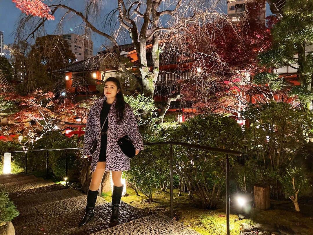 益子寺かおりさんのインスタグラム写真 - (益子寺かおりInstagram)「日本庭園に潜む女豹…… ・ 去年末くらいに、芝公園の #とうふ屋うかい さんでお買い物をした時の写ルンです。 ・ そそり勃つ東京タワーを眺められる庭園がめちゃくちゃ美しいの…♡ ・ この日は豆乳鍋セットを購乳♡ お鍋の具材を楽しみつつ、湯葉もできちゃうっていうね…！美味しんぼすぎたわ〜！ ・ かおりの三つのお豆も大喜び///// いつかお店でもパックンチョしてみたいナ♡ ・ #去年の想い出写ルンです #投稿できてなかったの少しずつチョメチョメ #かおりのスーパーくいチン坊 #ベッドイン」1月20日 23時02分 - kaori_masuco