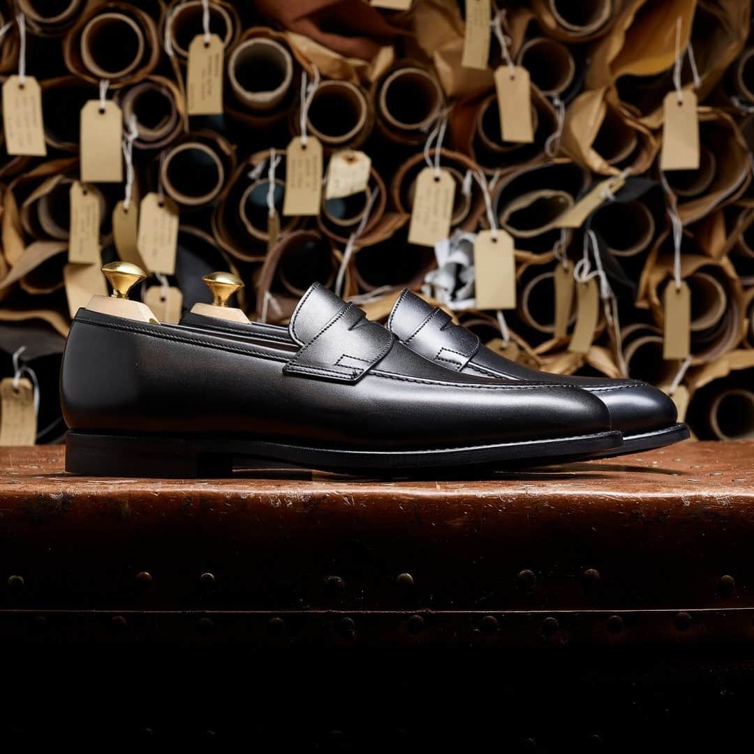 のインスタグラム：「The Full Works - Black Calf. Our collection of Black Calf shoes, boots and accessories, is one of the most expansive you’ll find in English shoemaking. Here are some tried and tested favourites, with tips on how to wear them. . Click the link in our bio to read the article. . #crockettandjones #madetobeworn #blackcalf」