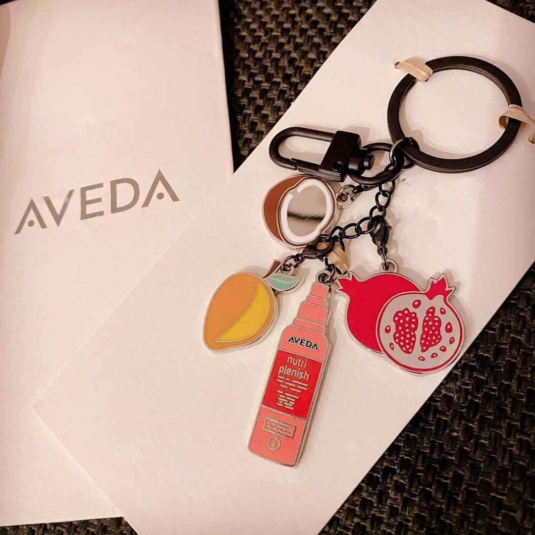 根岸愛のインスタグラム：「🧴🗝🧴 ヘアケア類は全てAVEDAな私 ニュートリプレニッシュおすすめ💝 シャンプーとコンディショナー買ったら何か可愛いキーホルダー付いてきた🥰 #aveda #keyholder #shampoo #conditioner #hair #haircare #アベダ #ヘアケア」