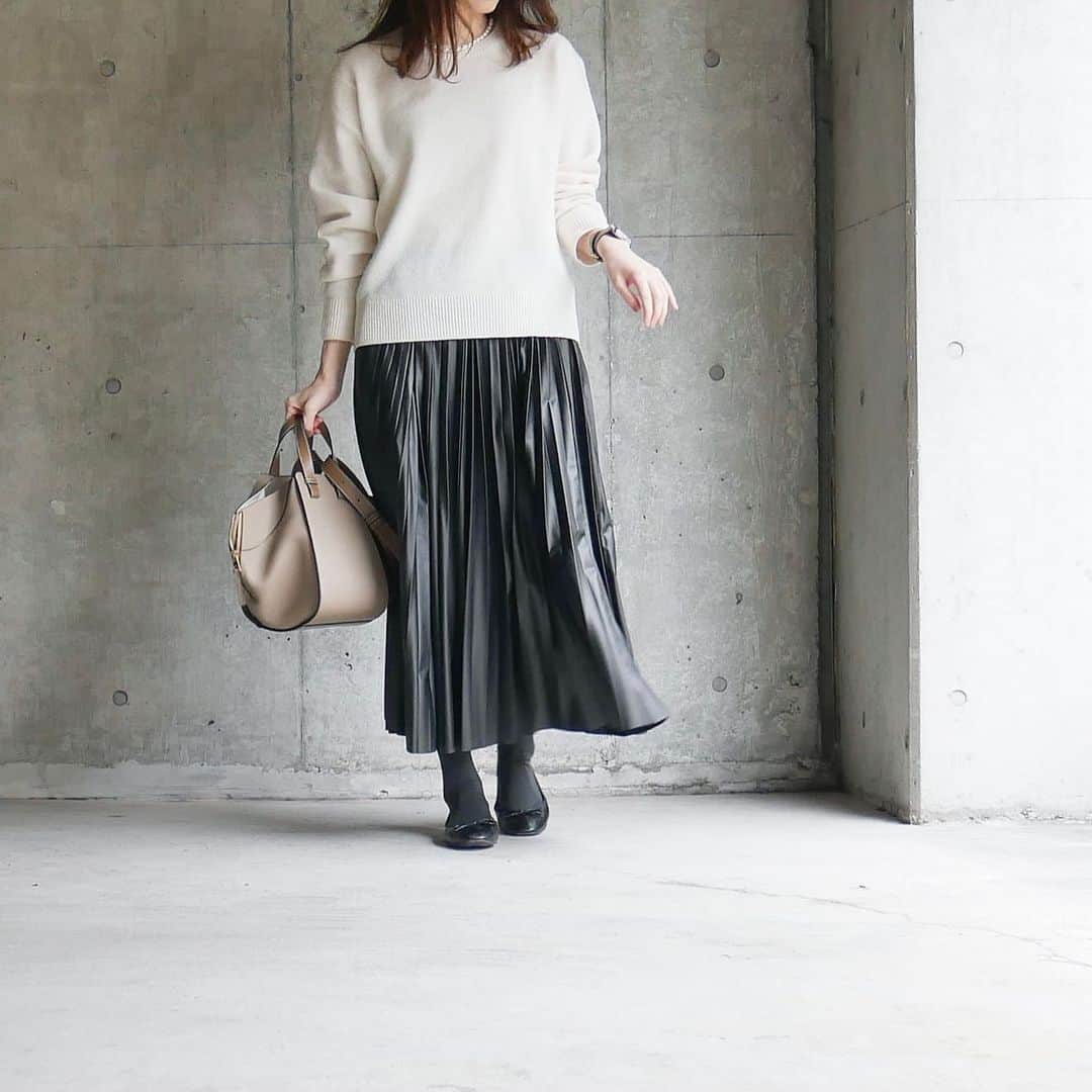 htrkmkのインスタグラム：「ℂ𝕆𝕆ℝ𝔻𝕀ℕ𝔸𝕋𝔼  この冬1番ヘビロテしたかも？な @uniqlo_jp の #プレミアムラムクルーネックセーター   毎年改良されてて 洗濯してもふわふわ感が残るし コンパクトすぎず、でもラフでもない 『ちょっと身体が泳ぐ』感じのゆとりが良い✨ このホワイトはLを選びました。  値下げで1,290円になってて パープル買い足そうとしたらなかなか見つからない…😭  ベーシックカラーは 普通にまだお店にはあったので 買い替えや買い足しには今がチャンスです🙌  コーデやアイテム詳細は @htrkmk プロフ欄リンクのブログにて✎☡ (ZARA製品の型番、ページなどもブログに記載あります) ✁┈┈┈┈┈┈┈┈┈┈┈┈┈┈┈┈  UNIQLOやGU ZARAなどの プチプラアイテムを使った きれいめカジュアルコーデ  トップスはSかM ボトムスはLかそれ以上、と 腰の骨盤が横に広くおお尻も大きい 極端なほどの洋梨体型ですが それでも細見えするように工夫してます  ✧キレイめプチプラコーデ: @htrkmk  ✧美容や共働き夫婦のライフスタイル: @htrkmk_lifestyle   ✁┈┈┈┈┈┈┈┈┈┈┈┈┈┈┈┈  #通勤コーデ  #綺麗めコーデ  #綺麗めカジュアル  #シンプルコーディネート  #骨格ウェーブ  #高身長コーデ #163cm #冬コーデ #冬ファッション #着回しコーディネート  #アラサーコーデ #ママファッション #olファッション」