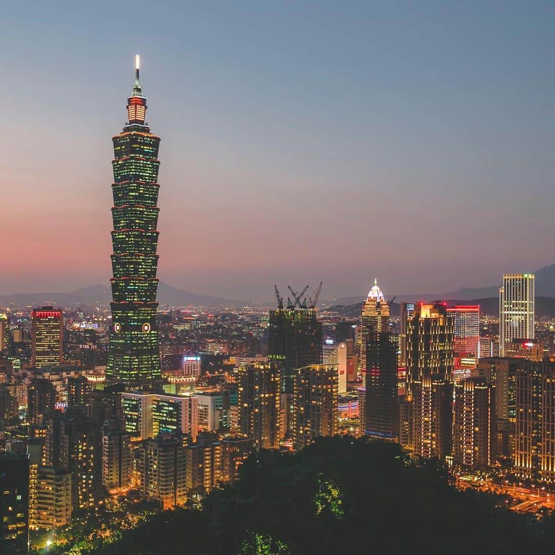 タイ航空のインスタグラム：「✈️ Fly smooth to Taipei with THAI on selected days in January and on every Friday between February to March 2021 🇹🇼   *Available only for passengers who can enter Taiwan with one-way ticket.   Please check the latest entry requirements before issuing a ticket. 👉🏻www.thaiairways.com  #Taipei #Taiwan #Thaiairways #TGBecauseWeCare #HygieneExcellence」