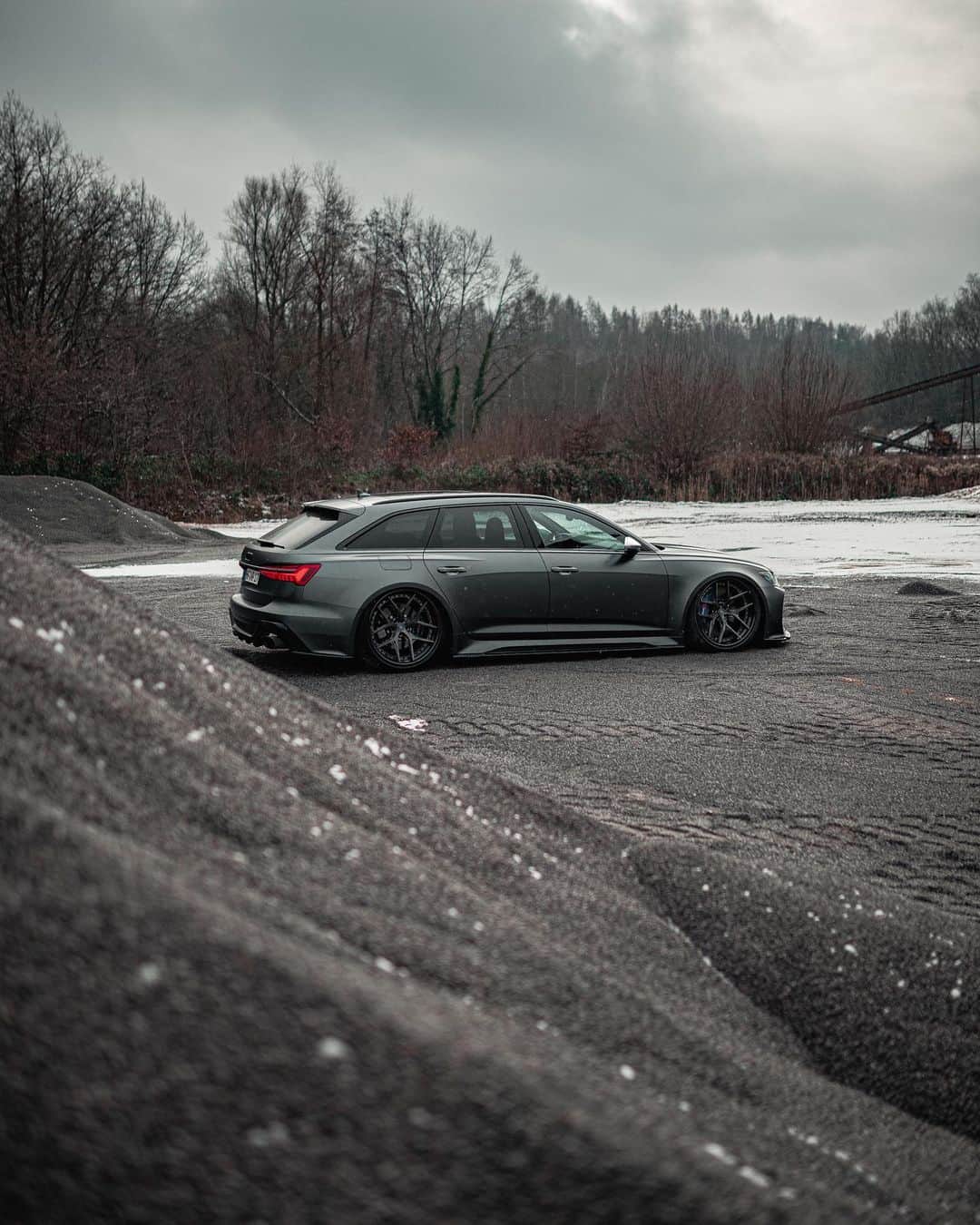 CARLiFESTYLEさんのインスタグラム写真 - (CARLiFESTYLEInstagram)「Bagged Audi RS6 on @vossen wheels! Owner @peussner_rs6 • Photo @ben.pixs #carlifestyle @ahexclusiveparts #RS6」1月20日 23時07分 - carlifestyle