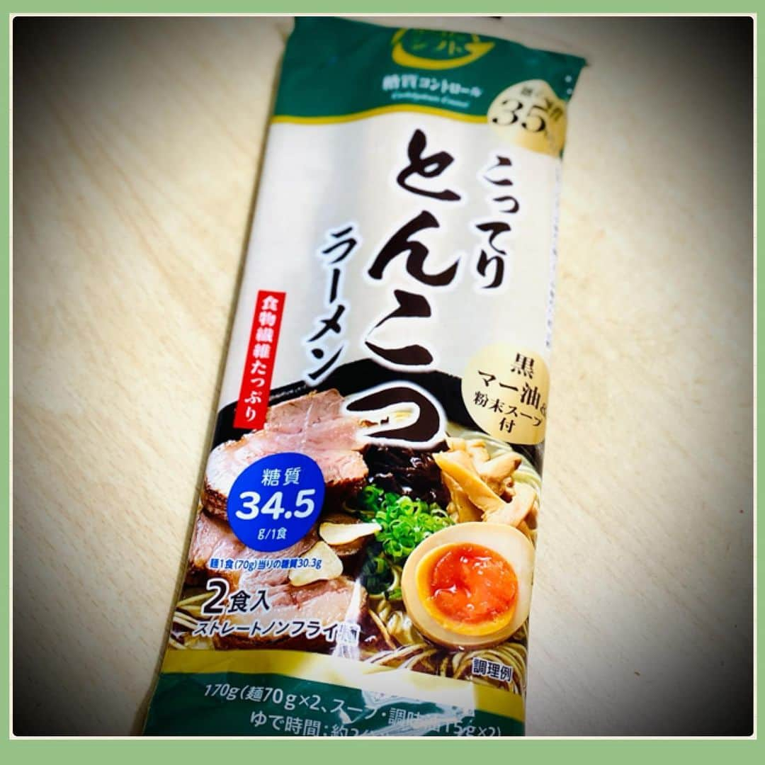 主浜はるみのインスタグラム：「きょーはめっちゃ疲れたからラーメン🍜食べちゃうぞ！😝  そんなときの味方がこちらっ！ 三菱食品の「からだシフト」シリーズkaradashift.jp  一人前でも236kcl.糖質34.5g❗卵とこうや豆腐入れてたんぱく質もちゃんと取ったよ～✌️  #低糖質 #高タンパク #高タンパク低カロリー ⠀ #高タンパク低糖質 #低糖質メニュー ⠀ #低糖質レシピ #低カロリーレシピ⠀ #ケトジェニック #ダイエット飯 #ダイエット食品⠀ #ロカボダイエット #ロカボ飯 #ロカボ生活 #生卵トッピング #こうや豆腐 #からだシフト #三菱食品 #とんこつラーメン  #RIZAP #サラダチキンバー も食べたので完璧」