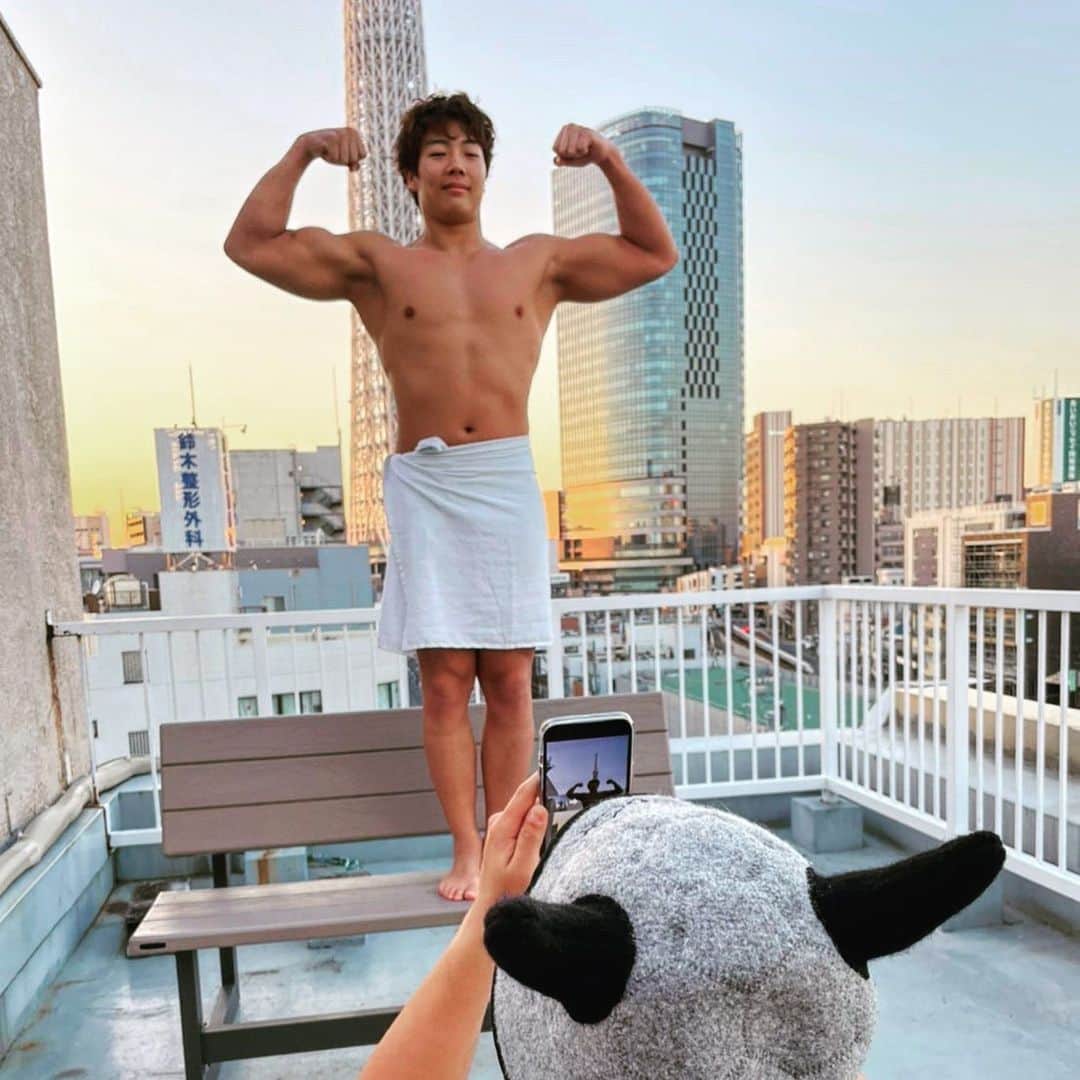 竹下幸之介のインスタグラム：「青汁を飲み始めました。のポーズ」