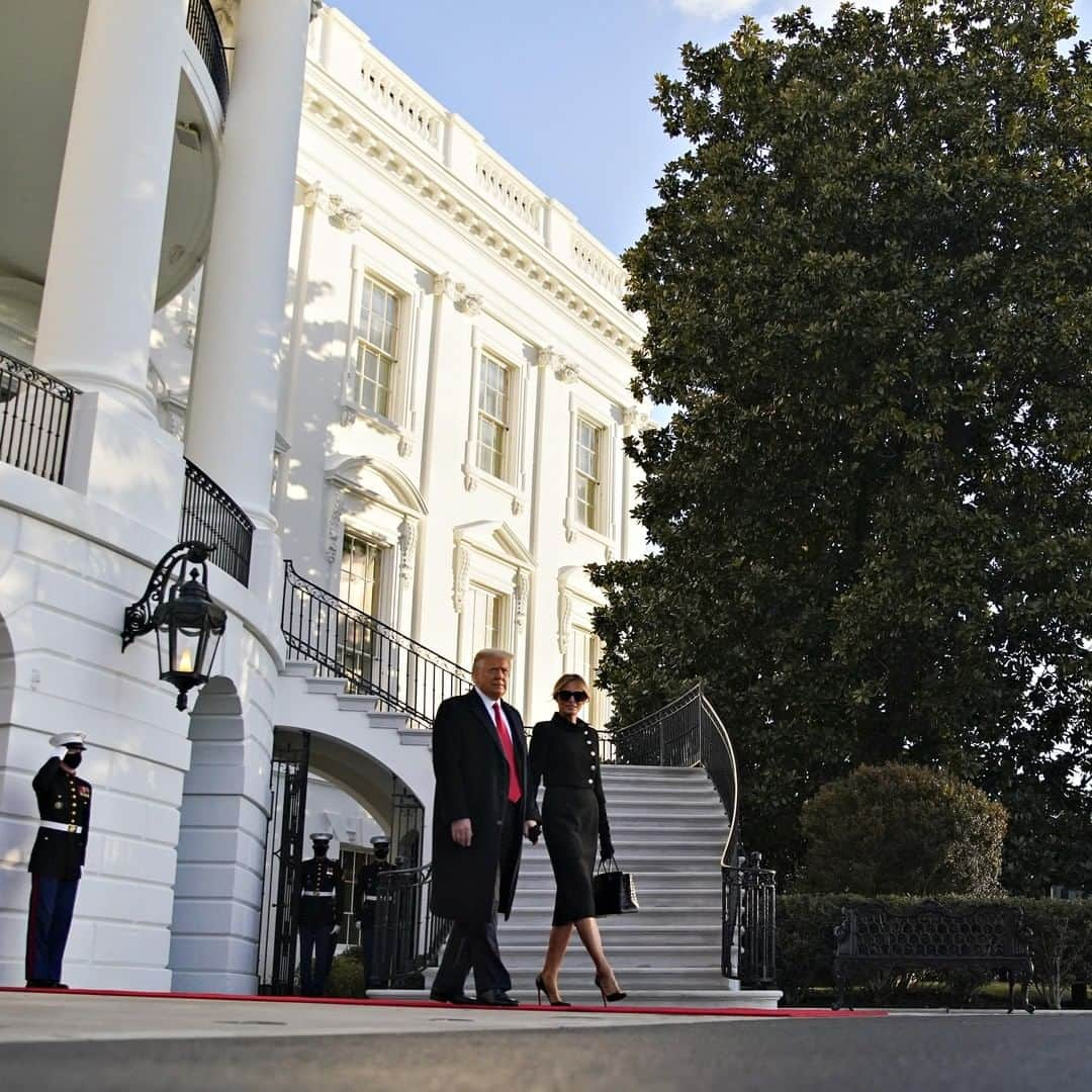 CNNさんのインスタグラム写真 - (CNNInstagram)「President Trump has left the White House. Marine One took off from the White House lawn Wednesday morning, carrying President Trump to Joint Base Andrews for his send-off ceremony. Trump told reporters it had been the "honor of a lifetime" to serve as 45th President of the United States.  (📸: MANDEL NGAN / AFP, Al Drago/Bloomberg via Getty Images,  Saul Loeb-Pool/Getty Images, Spencer Platt/Getty Images)」1月20日 23時09分 - cnn