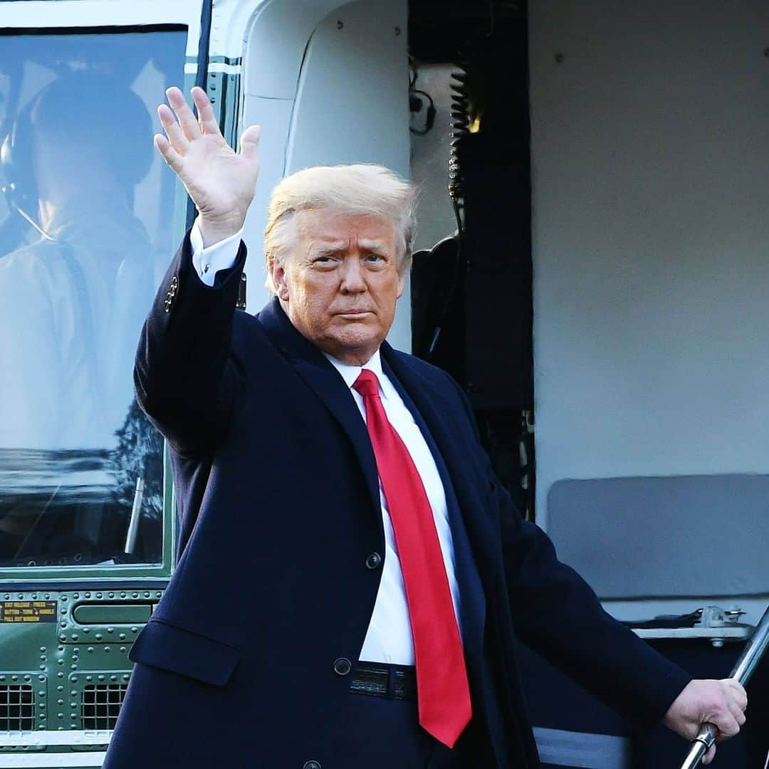 CNNさんのインスタグラム写真 - (CNNInstagram)「President Trump has left the White House. Marine One took off from the White House lawn Wednesday morning, carrying President Trump to Joint Base Andrews for his send-off ceremony. Trump told reporters it had been the "honor of a lifetime" to serve as 45th President of the United States.  (📸: MANDEL NGAN / AFP, Al Drago/Bloomberg via Getty Images,  Saul Loeb-Pool/Getty Images, Spencer Platt/Getty Images)」1月20日 23時09分 - cnn