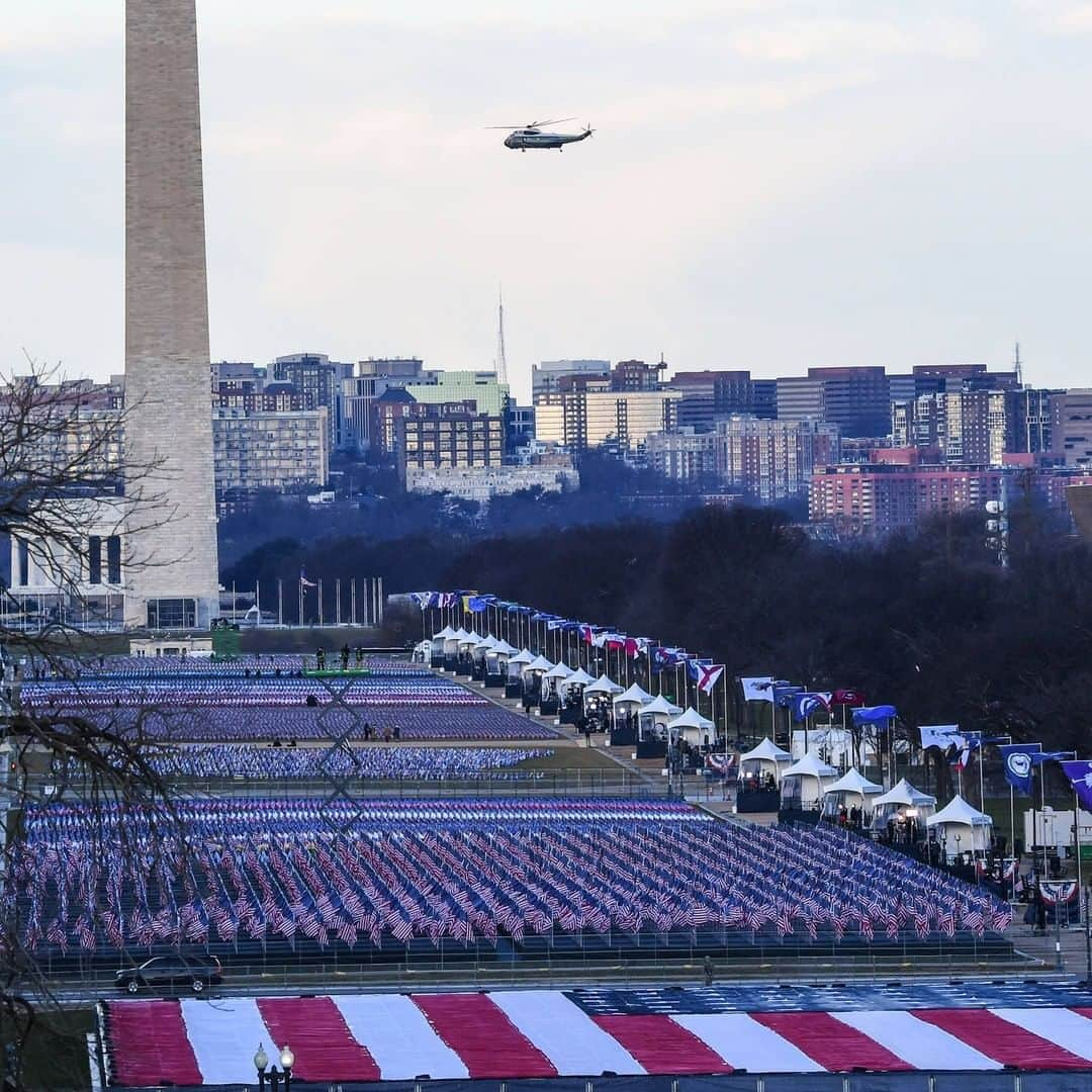 CNNさんのインスタグラム写真 - (CNNInstagram)「President Trump has left the White House. Marine One took off from the White House lawn Wednesday morning, carrying President Trump to Joint Base Andrews for his send-off ceremony. Trump told reporters it had been the "honor of a lifetime" to serve as 45th President of the United States.  (📸: MANDEL NGAN / AFP, Al Drago/Bloomberg via Getty Images,  Saul Loeb-Pool/Getty Images, Spencer Platt/Getty Images)」1月20日 23時09分 - cnn