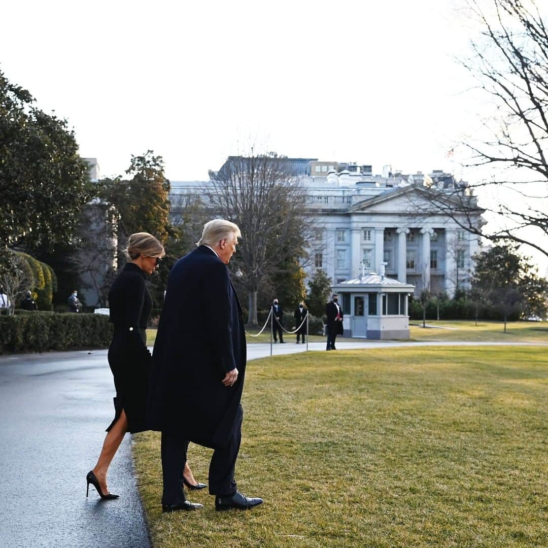 CNNさんのインスタグラム写真 - (CNNInstagram)「President Trump has left the White House. Marine One took off from the White House lawn Wednesday morning, carrying President Trump to Joint Base Andrews for his send-off ceremony. Trump told reporters it had been the "honor of a lifetime" to serve as 45th President of the United States.  (📸: MANDEL NGAN / AFP, Al Drago/Bloomberg via Getty Images,  Saul Loeb-Pool/Getty Images, Spencer Platt/Getty Images)」1月20日 23時09分 - cnn