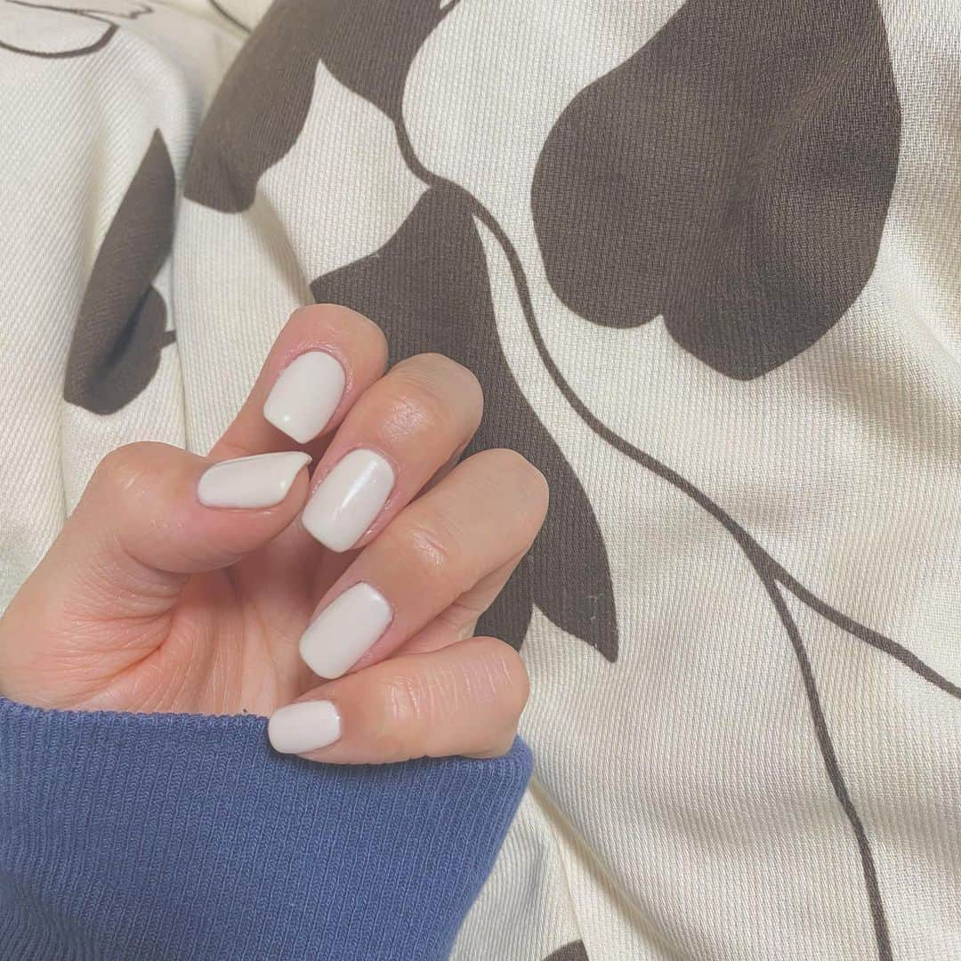 SAYAKA（BsGirls）さんのインスタグラム写真 - (SAYAKA（BsGirls）Instagram)「﻿ ﻿ ﻿ ﻿ New nail ❄️﻿ ﻿ ﻿ ﻿ 最近はシンプルが好き💭﻿ オフホワイト💅🤍﻿ 形もスクエアにしてもらいました💎﻿ ﻿ ﻿ ﻿ 1月のラッキーカラーがオフホワイトだったので☺️(単純か)﻿ ワンカラーはしたことがなかったから﻿ 新鮮です🌹﻿ ﻿ ﻿ しばらくニュアンスネイルしてないな。﻿ 恋しくなってきた。😅﻿ ﻿ ﻿ ﻿ #オリックス #BsGirls #Bs2020#baseball #プロ野球 #超革新的 #ORIX #buffaloes #京セラドーム大阪 #sayaka_354 #sayaka #vocal #performance #avex #nail#ワンカラーネイル﻿ #スクエア#オフホワイト#アイボリー﻿ ﻿」1月20日 23時12分 - sayaka_bsgirls_354