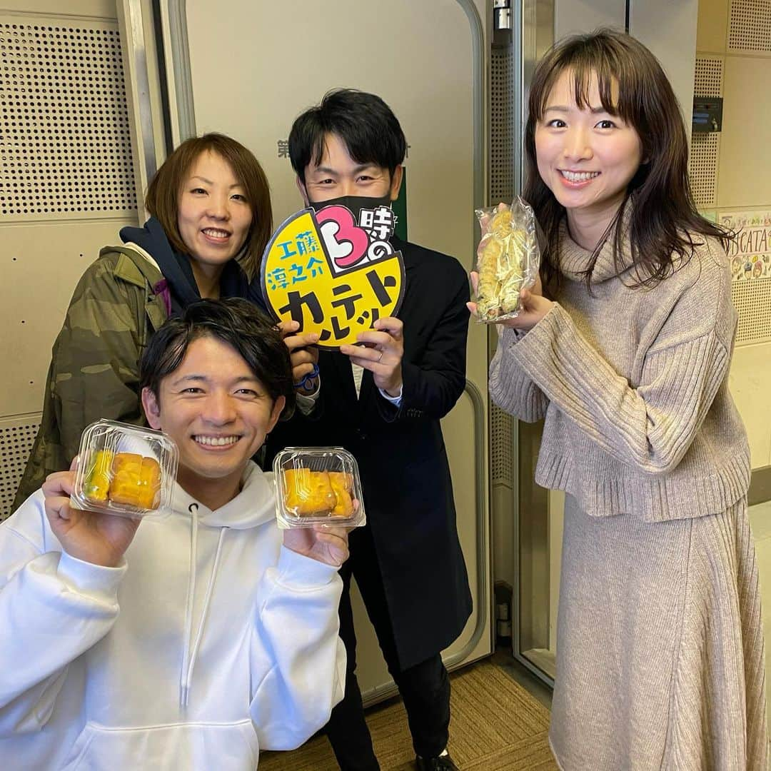 今井美穂さんのインスタグラム写真 - (今井美穂Instagram)「昨日のラジオでは﻿ 商品開発させてもらった﻿ 親子パンをご紹介😁💓﻿ @womansribbon_mama  ﻿ にぎにぎパンは毎日﻿ 米粉のカラフルケーキは木〜日曜日﻿ ほっぺ蒸しぱんは土日のみの販売！﻿ ﻿ お子様用に♪﻿ お野菜の栄誉とママのアイディアが詰まった﻿ オリジナルパンぜひお試しください😊﻿ ﻿ 新潟市秋葉区新津のオウルザベーカリーさんでお買い求め頂けます🍞💓﻿ @owl.the.bakery   ﻿ 昨日は息子にカラフルケーキを😊﻿ おやつにぴったりでした😁﻿ ﻿ #ブログ更新しました﻿ #インスタトップのリンクから﻿ #BSNラジオ﻿ #工藤淳之介3時のカルテット﻿ #オウルザベーカリー﻿ #新潟ママコミュニティウマリボ﻿ #コラボパン﻿ #男の子ママ﻿ #1歳11ヶ月」1月20日 23時15分 - imaimiho1209