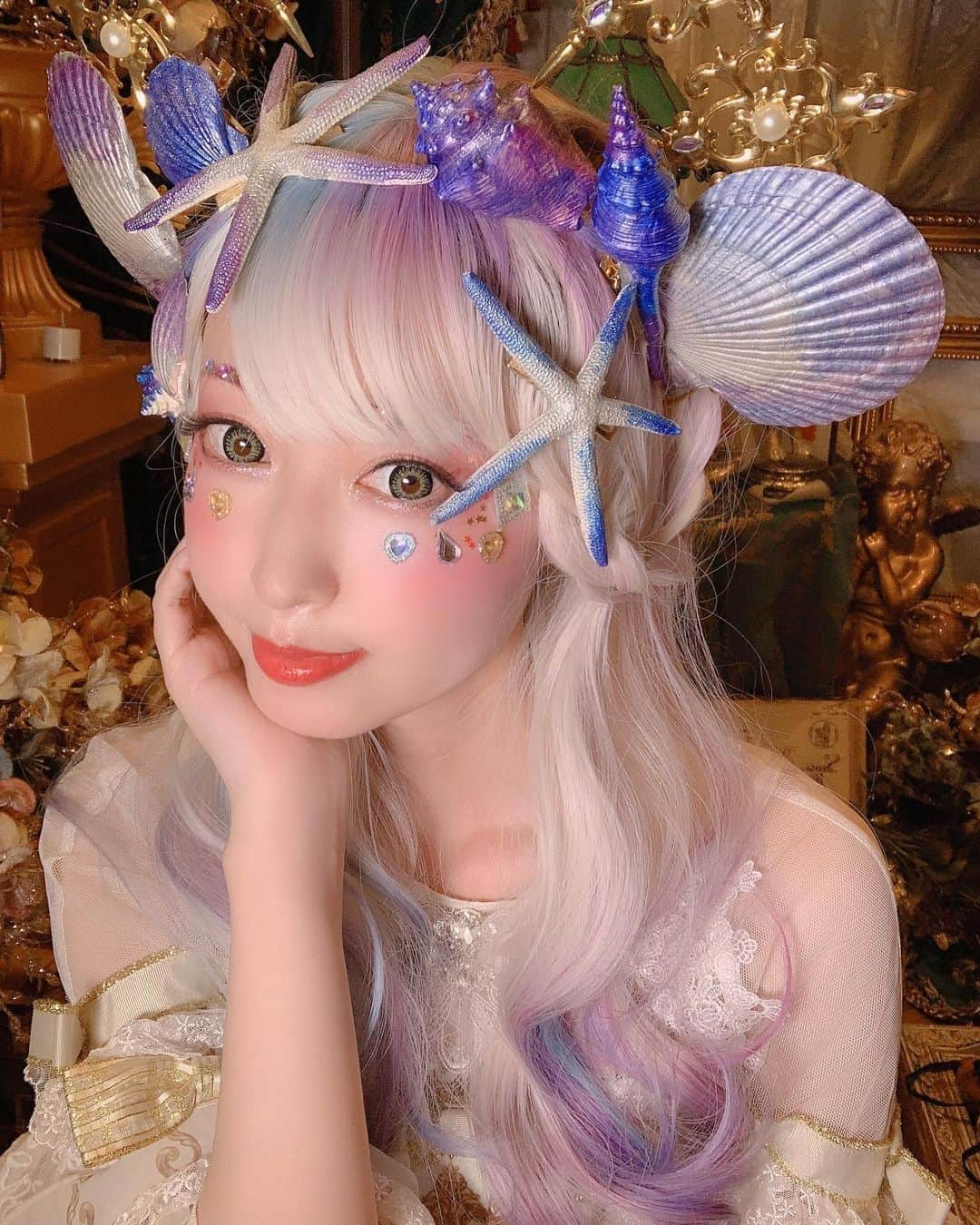 木村優さんのインスタグラム写真 - (木村優Instagram)「photo shoot for wig brand 「Dalaohome」😘😘😘﻿ ﻿ I bought shells at DAISO and customized the head accessories myself.🧜‍♀️🧜‍♀️🧜‍♀️﻿ Since it's winter, I thought I'd give up because I don't have a seashell on my sailboat.﻿ But when I asked the seafood restaurant, they gave me a sailboat.﻿ I'm so happy!😍😍😍﻿ ﻿ Check Check Check〜😘👉👉@dalaohome_﻿ ﻿ 🇯🇵🇯🇵🇯🇵﻿ Dalaohomeさんの撮影をしてきたよ🕺💕﻿ 人魚姫をイメージして撮影したくて、DAISOで貝殻を買ってきてヘッドドレスを作ってみたよ🐚🐠🏄‍♀️🏄‍♀️﻿ ﻿ ﻿ どうしてもホタテの貝殻を頭に乗せたくて、めちゃめちゃ探し回ったんだけど、﻿ 冬だからどこにもなくて、諦めかけた時、﻿ ﻿ ちょっと、もう一回いい気分になって行動してみようと思って﻿ 立ち止まってみたの✨﻿ ﻿ いい気分で行動する事が﻿ いい結果に導いてくれるから✨✨﻿ ﻿ ﻿ そしたら目の前に「さかなや道場」がある事に気がついたんだよね﻿ 海鮮居酒屋さんの🍶🐠﻿ ﻿ それでね、﻿ 行くかどうかちょっと迷ったんだけど﻿ ﻿ ふと思ったのね✨✨﻿ ﻿ そこで﻿ 行くか行かないかで﻿ 人生が二分していくような気がしたの﻿ ﻿ ﻿ 頭にホタテを乗せる人生なのか﻿ 頭にホタテを乗せない人生なのかって﻿ ﻿ それで﻿ 私決めたのよ﻿ ﻿ 私はホタテを頭に乗せて生きる〜〜〜！！！！って笑✨✨﻿ ﻿ それで、﻿ パジャマでさかなや道場に突撃していったの笑﻿ ﻿ ﻿ 入り口で勇気を出して﻿ 「こ…このホタテ注文したら貝殻もらえますか？」って﻿ アルバイトの女の子に聞いてみたら﻿ ﻿ 最初は﻿ 「え…っ？！？！」って﻿ キョトンとされてたんだけど、﻿ 店長に聞いてみますって言ってくれたのよね✨﻿ ﻿ ﻿ そしたら…なんと…！！﻿ 中から﻿ 帆立を2枚持ったイケメンが出てきて﻿ ﻿ 「これ、あげます😘✨✨」﻿ って、﻿ ﻿ タダで帆立をくれたの〜〜〜😍😍😍❣️❣️❣️﻿ ﻿ (😘は妄想かもしれないけど)﻿ ﻿ もうハピネス✨﻿ だからこのホタテは超宝物だよ🧜‍♀️笑😘﻿ ﻿ 最後まで自分の理想を諦めない事﻿ すごく大事だよね💓﻿ ﻿ ﻿ そんな全力のときめきを込めて撮影した﻿ Dalaohomeさんのウィッグ✨✨﻿ めちゃめちゃ珍しいグラデーションのインスタ映えするウィッグがいっぱいあって超可愛いよぉぉ〜！💕﻿ ﻿ しかもビックリするくらい安いの🤼‍♀️😂💕﻿ ﻿ 日本のみなさんも是非チェックしてみてね😘﻿ ﻿ 大佬家Dalaohome😘👉👉@dalaohome_﻿ (日本語でダイレクトメッセージ送るとスタッフさんが翻訳機で返してくれるよ😘)﻿ ﻿ ﻿ #KIMURAU #木村優﻿ #Dalaohome #大佬家﻿ ﻿ #Dress 👉@rgl6688﻿ #魔法のステッキ 👉@rgl6688﻿ ﻿ #WIG #lolitafashion #KAWAII #人魚姫 #DIY #大佬家Dalaohome #mermaid #ファッション #ootd #AngelsHeart #DAISO #ダイソー #さかなや道場 #ありがとうございました﻿」1月20日 23時16分 - kimura_u