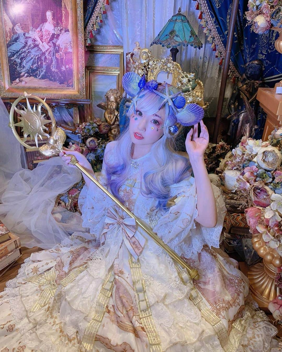 木村優のインスタグラム：「photo shoot for wig brand 「Dalaohome」😘😘😘﻿ ﻿ I bought shells at DAISO and customized the head accessories myself.🧜‍♀️🧜‍♀️🧜‍♀️﻿ Since it's winter, I thought I'd give up because I don't have a seashell on my sailboat.﻿ But when I asked the seafood restaurant, they gave me a sailboat.﻿ I'm so happy!😍😍😍﻿ ﻿ Check Check Check〜😘👉👉@dalaohome_﻿ ﻿ 🇯🇵🇯🇵🇯🇵﻿ Dalaohomeさんの撮影をしてきたよ🕺💕﻿ 人魚姫をイメージして撮影したくて、DAISOで貝殻を買ってきてヘッドドレスを作ってみたよ🐚🐠🏄‍♀️🏄‍♀️﻿ ﻿ ﻿ どうしてもホタテの貝殻を頭に乗せたくて、めちゃめちゃ探し回ったんだけど、﻿ 冬だからどこにもなくて、諦めかけた時、﻿ ﻿ ちょっと、もう一回いい気分になって行動してみようと思って﻿ 立ち止まってみたの✨﻿ ﻿ いい気分で行動する事が﻿ いい結果に導いてくれるから✨✨﻿ ﻿ ﻿ そしたら目の前に「さかなや道場」がある事に気がついたんだよね﻿ 海鮮居酒屋さんの🍶🐠﻿ ﻿ それでね、﻿ 行くかどうかちょっと迷ったんだけど﻿ ﻿ ふと思ったのね✨✨﻿ ﻿ そこで﻿ 行くか行かないかで﻿ 人生が二分していくような気がしたの﻿ ﻿ ﻿ 頭にホタテを乗せる人生なのか﻿ 頭にホタテを乗せない人生なのかって﻿ ﻿ それで﻿ 私決めたのよ﻿ ﻿ 私はホタテを頭に乗せて生きる〜〜〜！！！！って笑✨✨﻿ ﻿ それで、﻿ パジャマでさかなや道場に突撃していったの笑﻿ ﻿ ﻿ 入り口で勇気を出して﻿ 「こ…このホタテ注文したら貝殻もらえますか？」って﻿ アルバイトの女の子に聞いてみたら﻿ ﻿ 最初は﻿ 「え…っ？！？！」って﻿ キョトンとされてたんだけど、﻿ 店長に聞いてみますって言ってくれたのよね✨﻿ ﻿ ﻿ そしたら…なんと…！！﻿ 中から﻿ 帆立を2枚持ったイケメンが出てきて﻿ ﻿ 「これ、あげます😘✨✨」﻿ って、﻿ ﻿ タダで帆立をくれたの〜〜〜😍😍😍❣️❣️❣️﻿ ﻿ (😘は妄想かもしれないけど)﻿ ﻿ もうハピネス✨﻿ だからこのホタテは超宝物だよ🧜‍♀️笑😘﻿ ﻿ 最後まで自分の理想を諦めない事﻿ すごく大事だよね💓﻿ ﻿ ﻿ そんな全力のときめきを込めて撮影した﻿ Dalaohomeさんのウィッグ✨✨﻿ めちゃめちゃ珍しいグラデーションのインスタ映えするウィッグがいっぱいあって超可愛いよぉぉ〜！💕﻿ ﻿ しかもビックリするくらい安いの🤼‍♀️😂💕﻿ ﻿ 日本のみなさんも是非チェックしてみてね😘﻿ ﻿ 大佬家Dalaohome😘👉👉@dalaohome_﻿ (日本語でダイレクトメッセージ送るとスタッフさんが翻訳機で返してくれるよ😘)﻿ ﻿ ﻿ #KIMURAU #木村優﻿ #Dalaohome #大佬家﻿ ﻿ #Dress 👉@rgl6688﻿ #魔法のステッキ 👉@rgl6688﻿ ﻿ #WIG #lolitafashion #KAWAII #人魚姫 #DIY #大佬家Dalaohome #mermaid #ファッション #ootd #AngelsHeart #DAISO #ダイソー #さかなや道場 #ありがとうございました﻿」