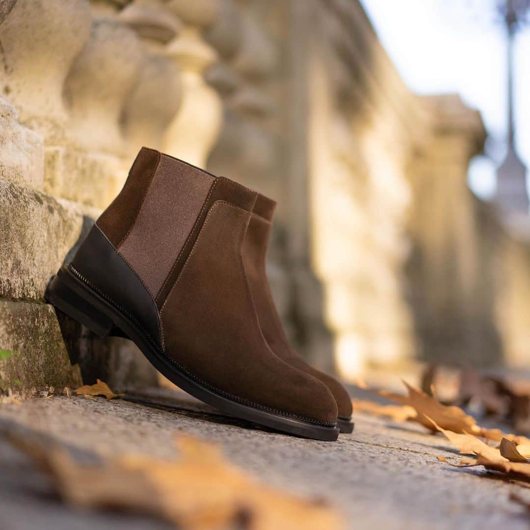 のインスタグラム：「Wearing a carefully handcrafted masterpiece to take a walk at a slow pace, in dreamy light and warm color shades.  #journeythroughtime #atestoni #fw20 #italiandesign #madeinbolognasince1929 #luxury #luxuryattire #finecraftsmanship #italianshoes #italianshoes #suedeshoes #beatlesboots #menshoes #effortlesselegance」