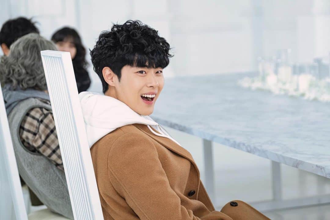 のインスタグラム：「Smile #경이로운소문#ocn#netflix」
