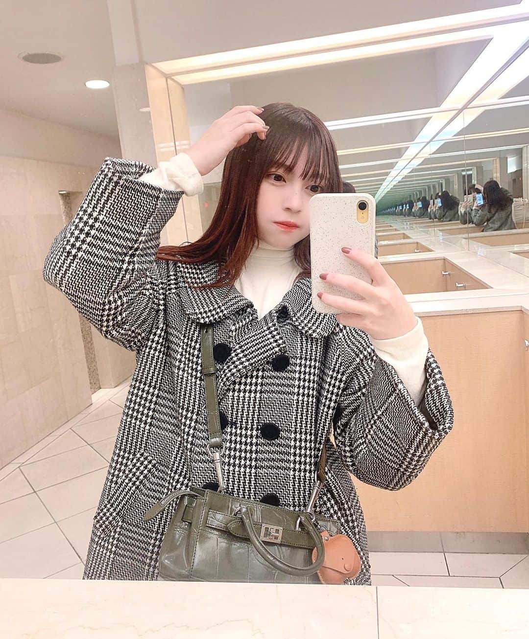 廣川奈々聖のインスタグラム：「🐰𓂃𓈒𓏸 ️️️❄ ﻿ ﻿ このコート お店で一目惚れして﻿、この冬ずっと活躍してるお気に入りなの！店舗限定だった、、きゅん ﻿ ﻿ ﻿ ﻿ と、iPhoneケースまた新しくなった🍓﻿ 私はCasetify信者なのだよ、、だいすき、、﻿¨̮  ﻿ ﻿  ﻿ ﻿ #ななせのふく#コート#冬コーデ#クラシカル#タートルネック#サステナブル#casetifyconscious」