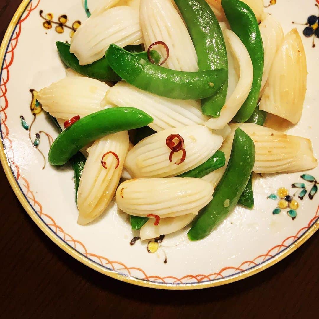 志摩有子さんのインスタグラム写真 - (志摩有子Instagram)「やっぱり今夜も作ります。 イカとスナップエンドウの炒めもの。 にんにくと唐辛子と炒めて、味付けは思いついて、腐乳と紹興酒、仕上げに胡麻油。 腐乳のおかげで味がピタッと決まる。  #副菜の鬼」1月20日 23時20分 - ariko418