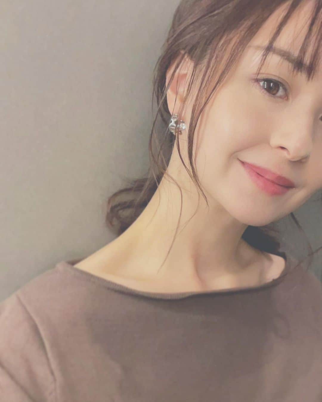 乙黒えりのインスタグラム：「顔の右半分に 大きなニキビ2個できたので 半顔です😂  皮膚科でもらった「アンチエイジングの美容液」のサンプルが合わなかったのか、おととい肉をいっぱい食べたからなのか、女性の周期的な不調なのか、マスクの上部分のライン上だからか どれも全部が原因かと思いますが、とりあえず食事もスキンケアもシンプルがいいのかな😂  マスクの荒れはもう避けられないしね。  先日、欲しかったエクスボーテのクッションファンデとコンシーラーが届いてたので、塗ってみました♡  すごいカバー力！ リールにカバー力検証載せてます  ニキビも赤みは完全に隠れた。 凹凸は無理だけどね笑  早く治りますように。。。  #ニキビ#カバー力 #exbeaute #女優肌#エクスボーテ」