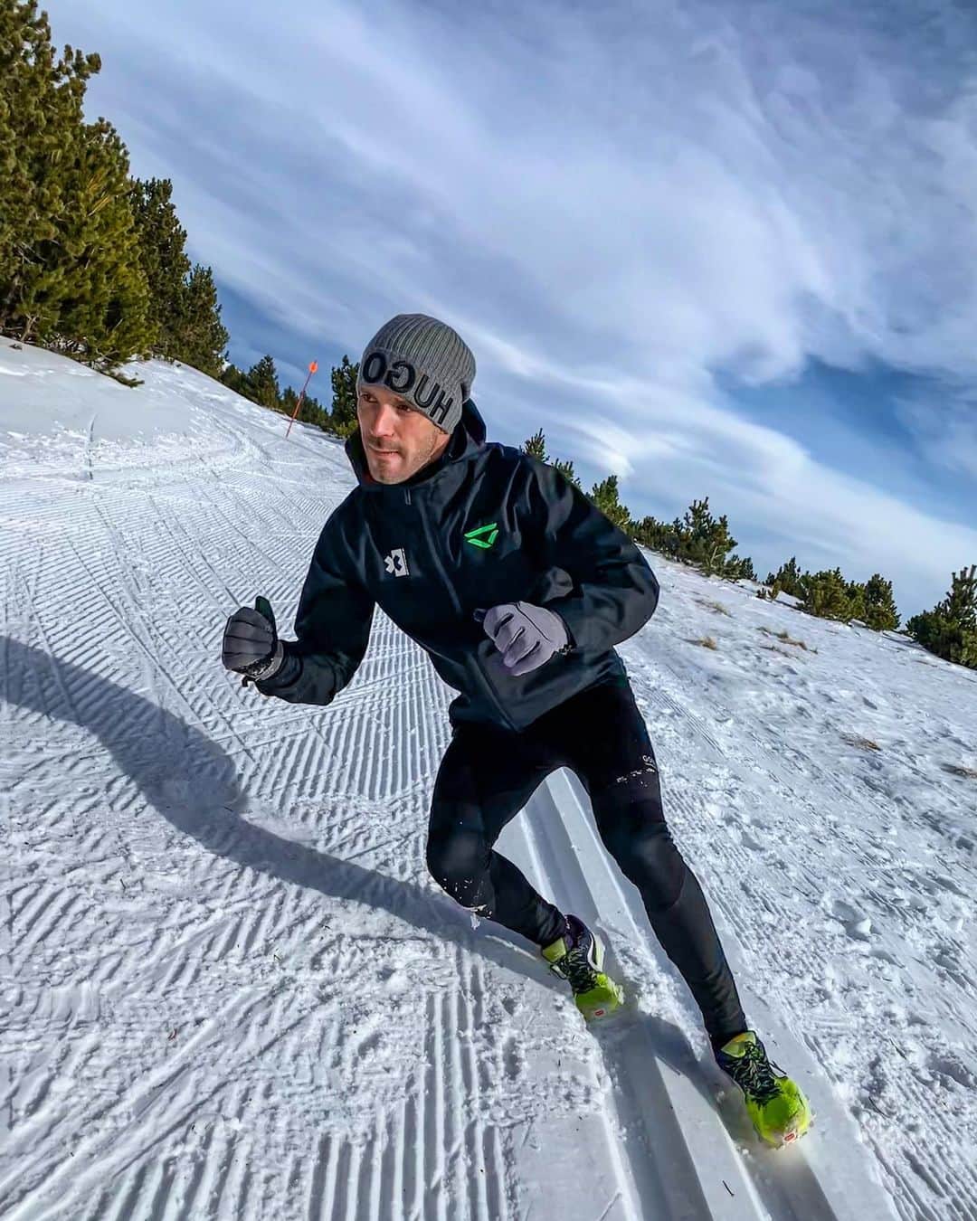 ジャン＝エリック・ベルニュのインスタグラム：「Who else misses skiing 😂??  Le ski vous manque? 🎿」