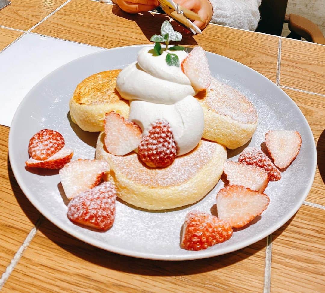 吉田早織さんのインスタグラム写真 - (吉田早織Instagram)「・﻿ ここのパンケーキ美味しかった🥞🍓﻿  口の中で溶けるようなフワッフワで3枚ペロリ🤤 ﻿ ﻿ ﻿ また行きたいお店✨ ﻿ ﻿ ﻿ ﻿ ﻿ ﻿ #flippers #フリッパーズ #パンケーキ #ホットケーキ #poundcake #cafe」1月20日 23時25分 - saorinxxx