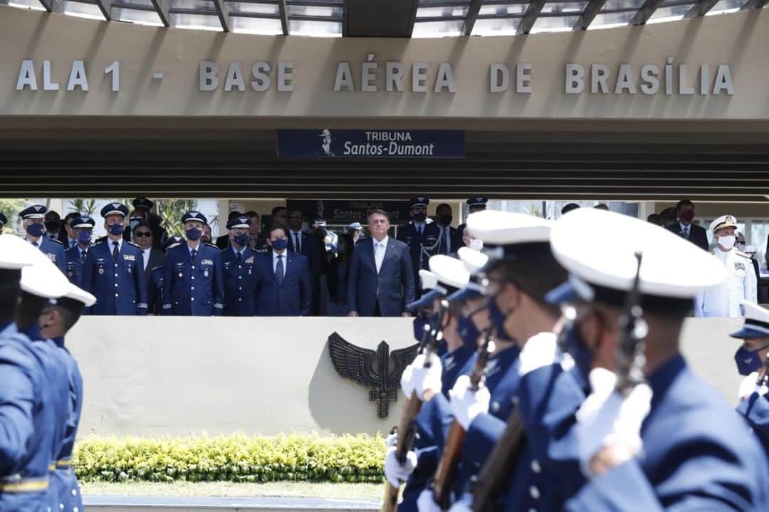 ジルマ・ルセフのインスタグラム：「O Presidente Jair Bolsonaro participou, na manhã desta quarta-feira (20), da cerimônia comemorativa do 80º aniversário do Comando da Aeronáutica. O evento aconteceu na Base Aérea de Brasília. Fotos: Alan Santos/PR」