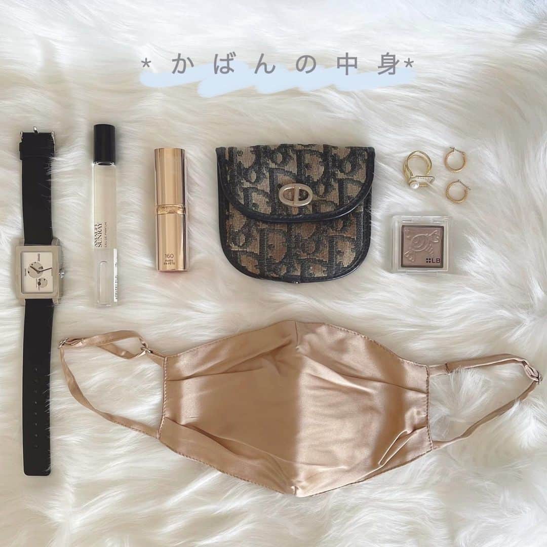 菊池かなこのインスタグラム：「. #かばんの中身 👜 . ブラウン(少しブラック)縛りにしてみました🐻 . ✔︎腕時計⌚️ @nomonday_jp シンプルなopen heartがお気に入り😍 クーポンコードいただきました💡 『cananag94』 10パーセントオフになります✨ . ✔︎香水 @zara のロールオン🌸 シトラスな香り🍋 . ✔︎リップ #ロレアルパリ 💄 . ✔︎財布 @dior  実家にあった遥か昔のもの😱✨ .  ✔︎マスク😷 プレゼントで頂いたシルクのゴージャスなマスク お気に入り✨ . . ୨୧┈┈┈┈┈┈┈┈┈┈┈┈┈┈┈┈┈୨୧ #nomonday#ノーマンデー#腕時計#時計#手元倶楽部 #ザラジョ#ロールオンフレグランス#ブラウンコーデ」