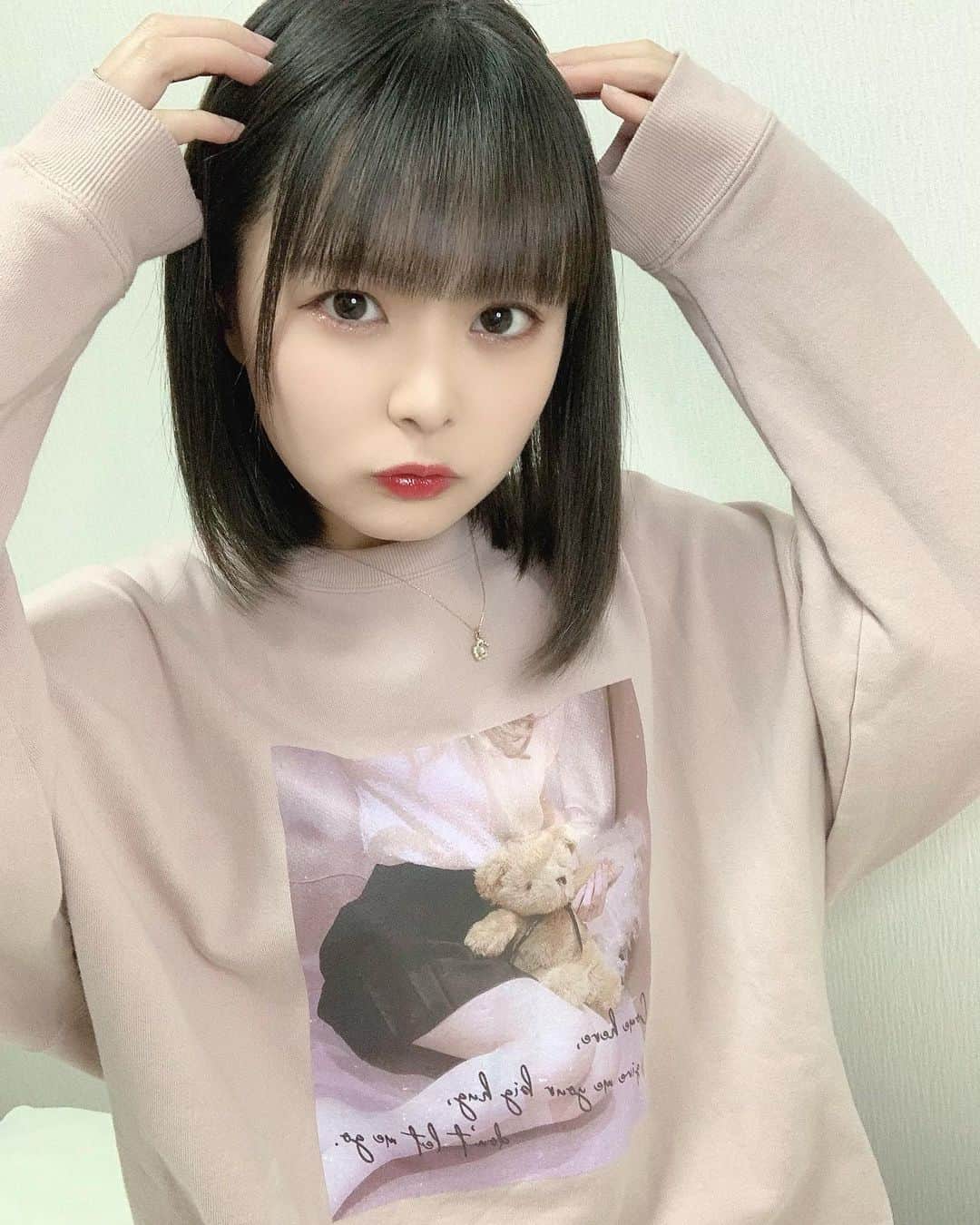 久保田沙矢香のインスタグラム：「.  ぎゅっ🧸 HUG ME♡  ミニ丈のワンピースだよ₍ᐢ｡•༝•｡ᐢ₎  #honeysalon #ハニーサロン #くま #くまさん #スウェット #スウェットワンピ #ラストアイドル」