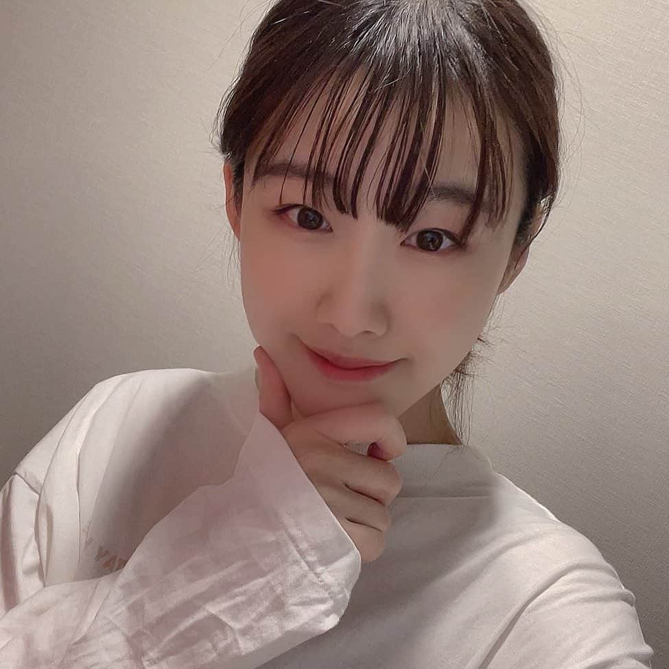 のインスタグラム：「お久しぶりの投稿  あれ1000回目の投稿になったのかな？ あっという間だなぁ。 これからもマイペースに呟いたり投稿します〜。  関係ないけど、昨日コンビニでずんだシェイク売ってて速攻でゲットしたよね。 あーずんだ最高。。  #自撮り　#苦手」