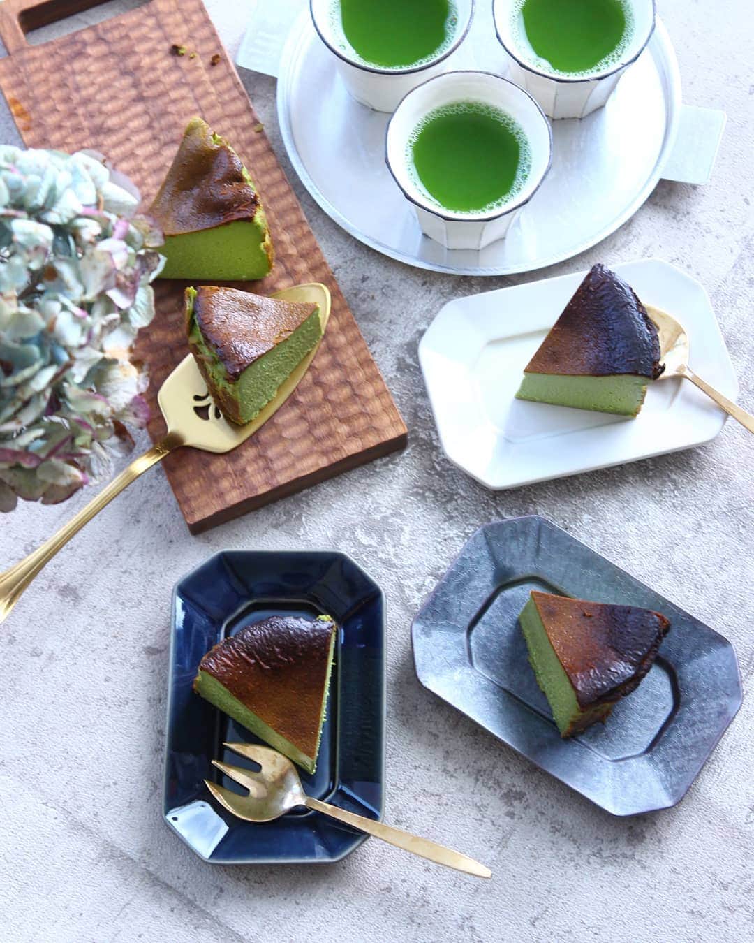 Satomiさんのインスタグラム写真 - (SatomiInstagram)「. 2021.1.20* . 抹茶のバスクチーズケーキ風。 . 抹茶バージョンは初🔰 抹茶の量は何となくでやっちゃった💦 カットしたときは、もうちょっと抹茶濃くてもよかったかな～と思いましたが、食べたらわりとちょうど良かったです。 最後に抹茶がほわっと鼻に抜ける感じ。 私は好きでしたが、家族は賛否両論でした。 まぁでも、どっちか選べって言われたら٠٠٠ 私もプレーンに1票かな😅 抹茶スイーツは全面的に抹茶‼️なのが好き。←謎 . これ、12cmのを6つにカットしました。 一見小さめですが、この大きさで十分。 満足度もカロリーもね😂 . 昨日は久々に洗車しました。 と言っても洗車機ですけど🌀 私はじーっと座ってるだけ。 あの時間、わりと好きなんです😌 その後、水を拭き取るのに布セットをお借りしたのですが、それを返す時にゆーっくり開く自動ドアと息が合わずにゴーンとぶつかりました。 恥ずかしかった💦💦 . 今日は、3ヶ月ぶりに息子の矯正歯科へ。 送迎距離300kmの送迎、足はパンパン ですが、今日は息子もよく喋り、なかなか楽しい時間でした。 帰り、息子を寮に送り届けてから自宅までの夜道ひとりのドライブ、これも意外と好きなんです。 今夜もドライブのお供はヒゲダンでした♬ 今日は、早めにお布団入ろう💤 . . #おうちおやつ #さとみのおやつ #おうちカフェ  #抹茶 #バスクチーズケーキ #チーズケーキ  #フーディーテーブル #キッチングラム #コッタ  #食で世界を彩る会 #みんなの暮らし日記online  #うちるフォト #うつわ好き #うつわのある暮らし  #スヴェイルファニチャー #イイホシユミコ  #wp_deli_recipe #wp_deli_japan #matcha #sweets  #igersjp #instafood #lin_stagrammer #cheesecake  . .」1月20日 23時39分 - satomi614