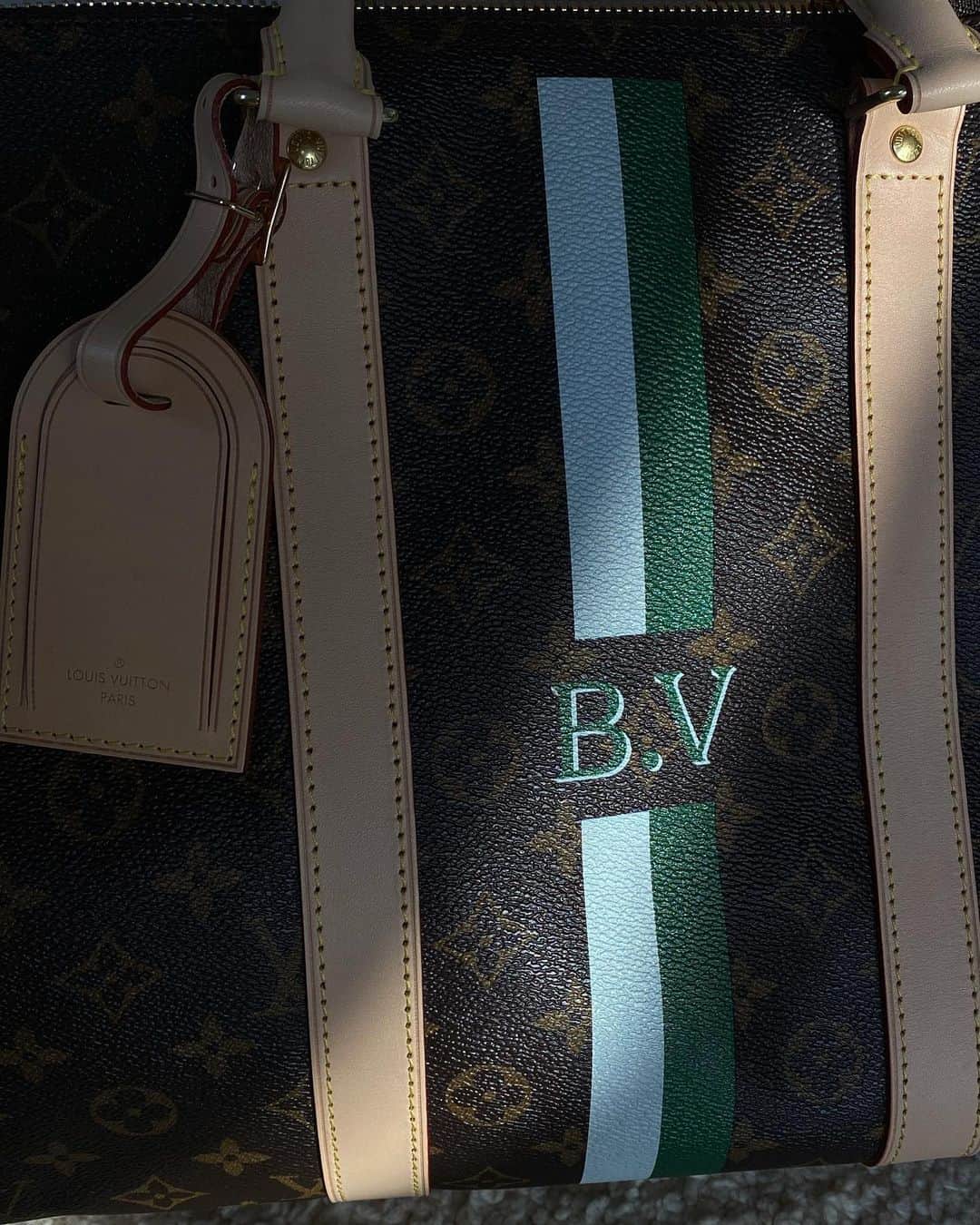 ペニーレ・タイスベックのインスタグラム：「Annonce Initials 👼🏼🥺🤍💚 @louisvuitton」
